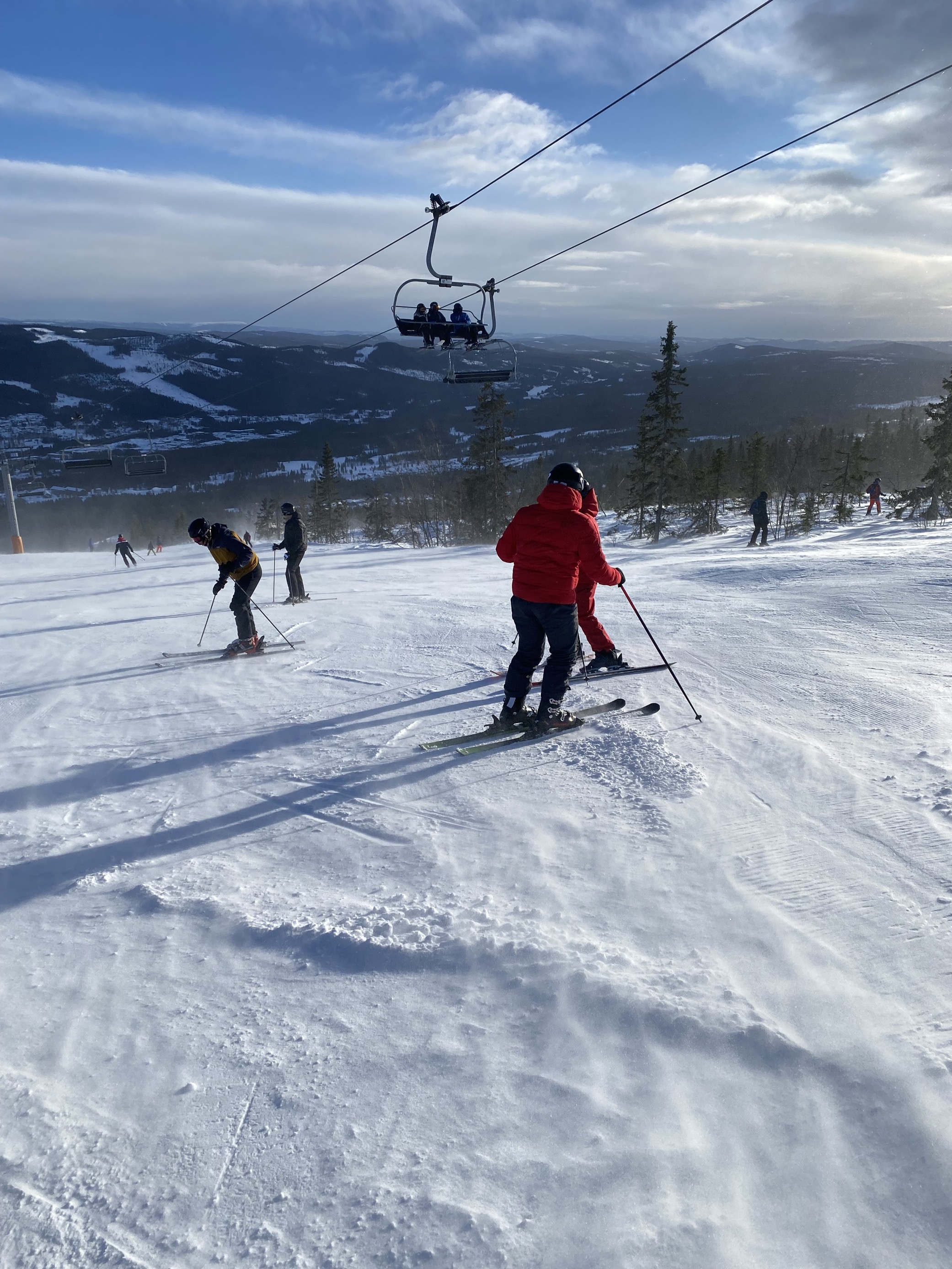 En gruppe mennesker som går på ski på snøen
