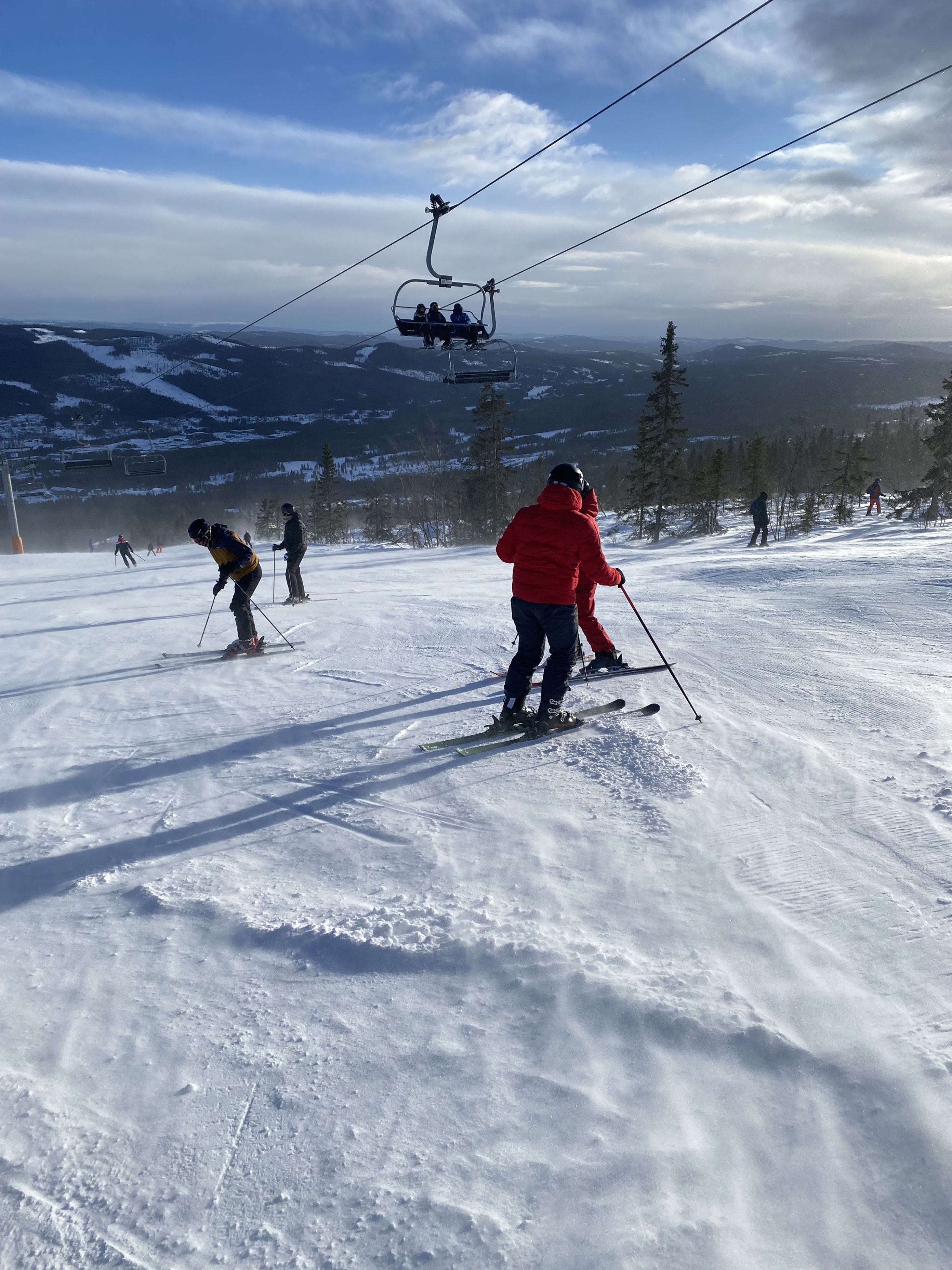 En gruppe mennesker som går på ski på snøen