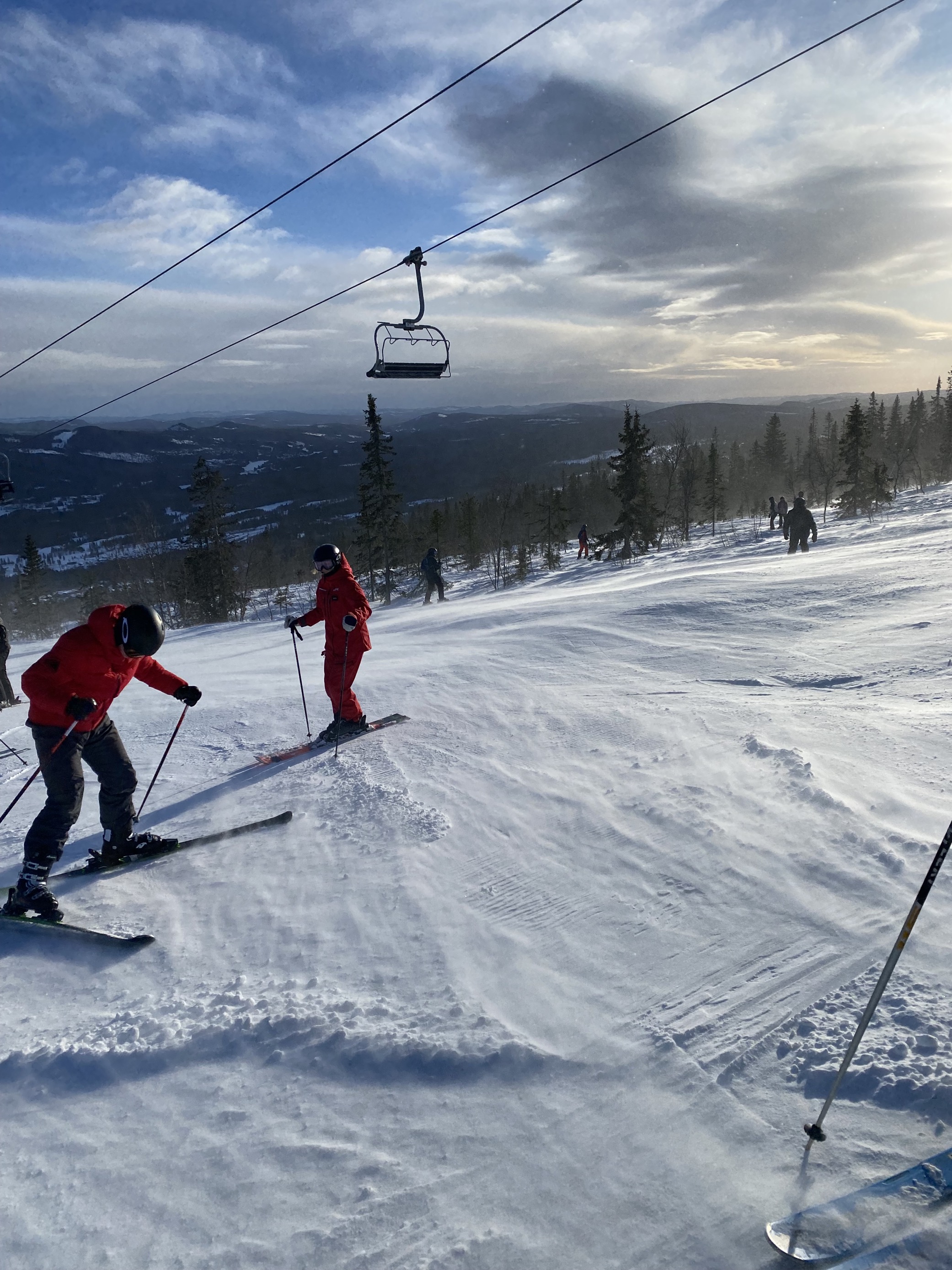 Et par personer på ski på snøen