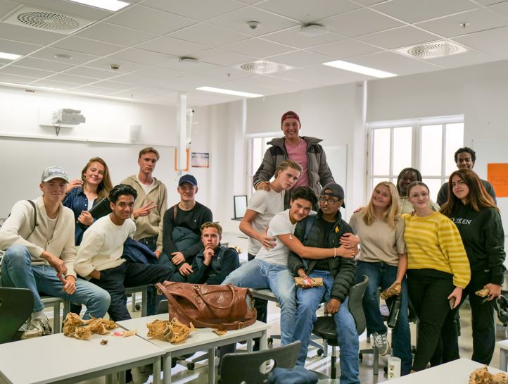 en gruppe mennesker som poserer for et bilde en gruppe mennesker som poserer for et bilde