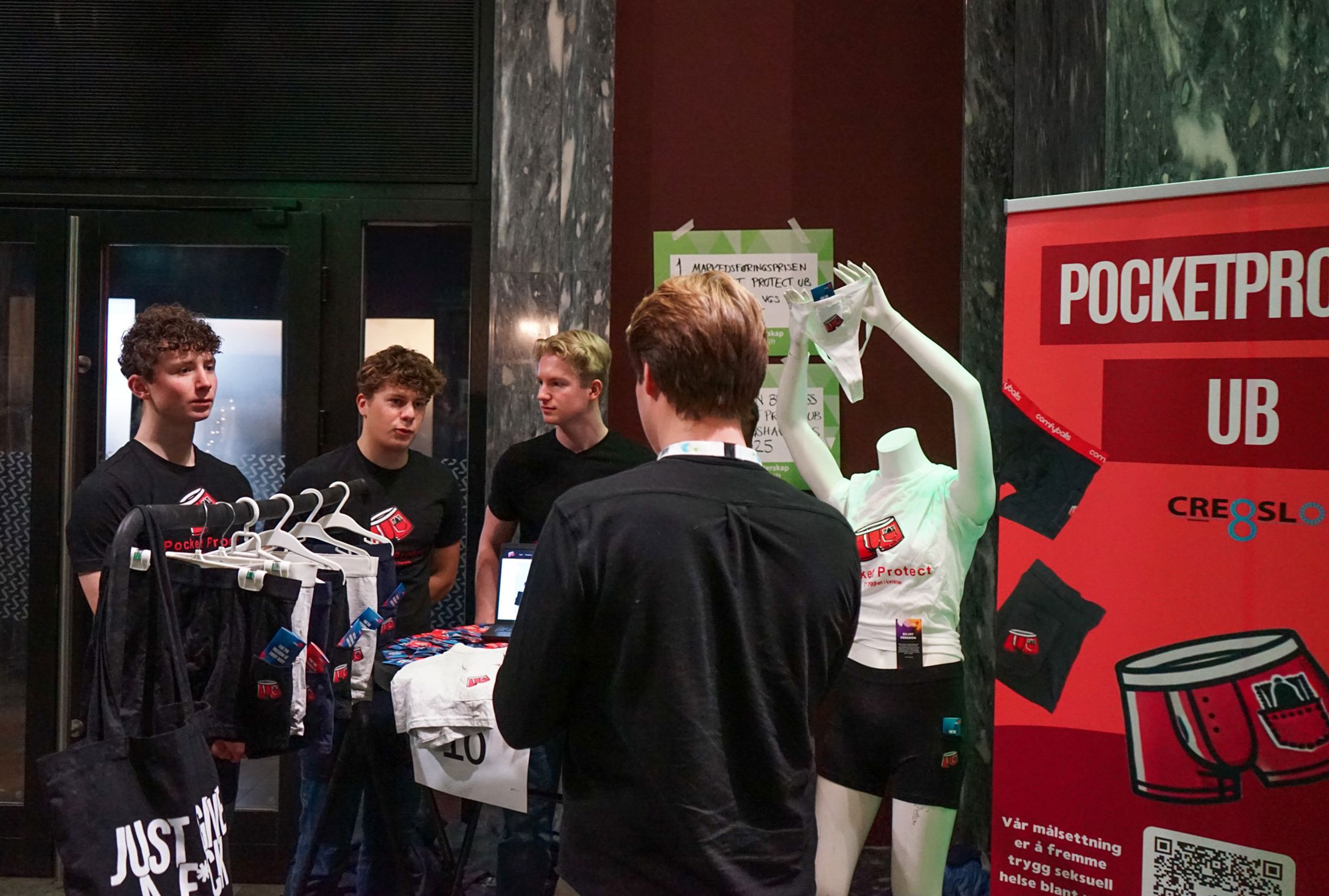 en gruppe mennesker som står utenfor en bygning