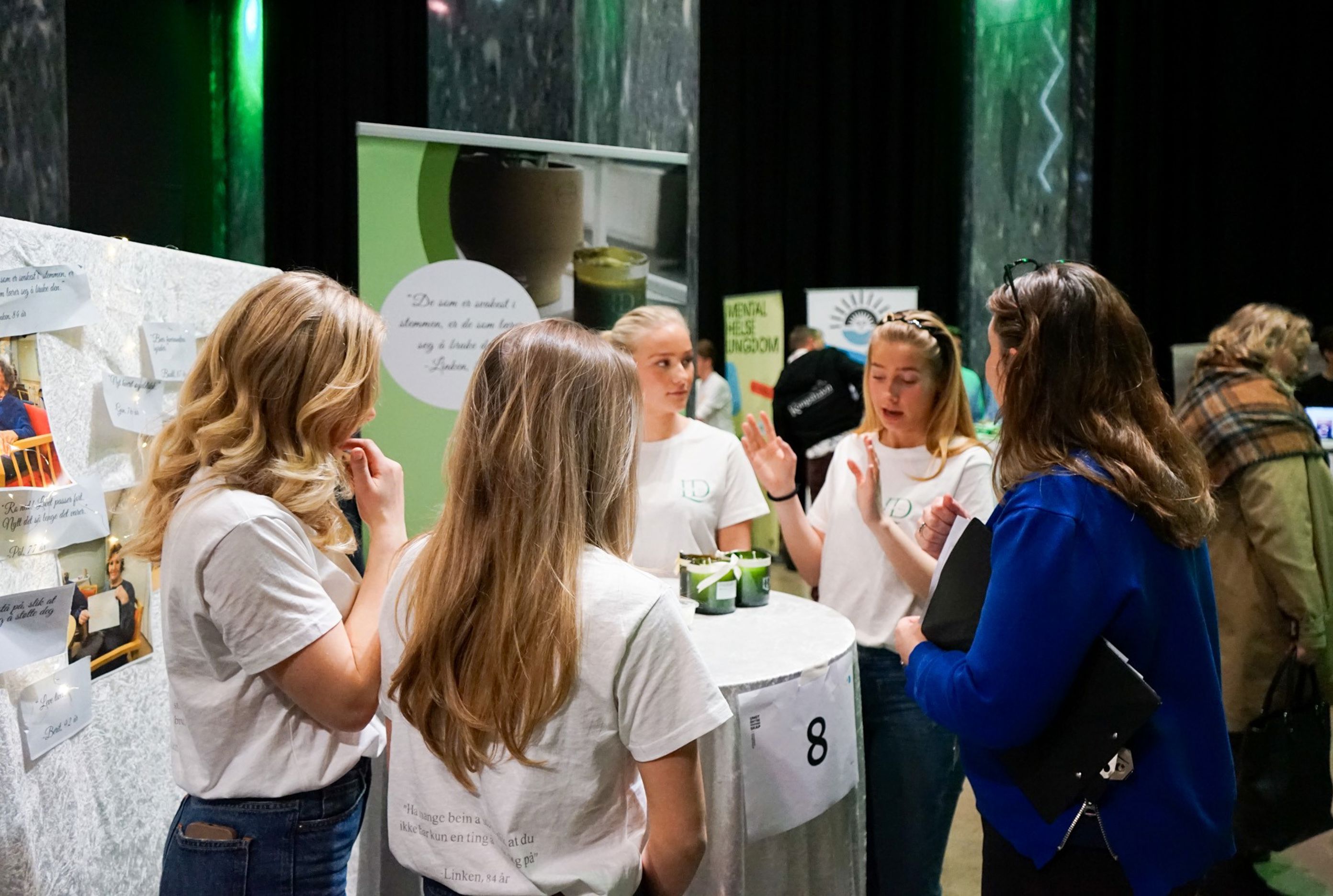 en gruppe mennesker som står rundt et bord