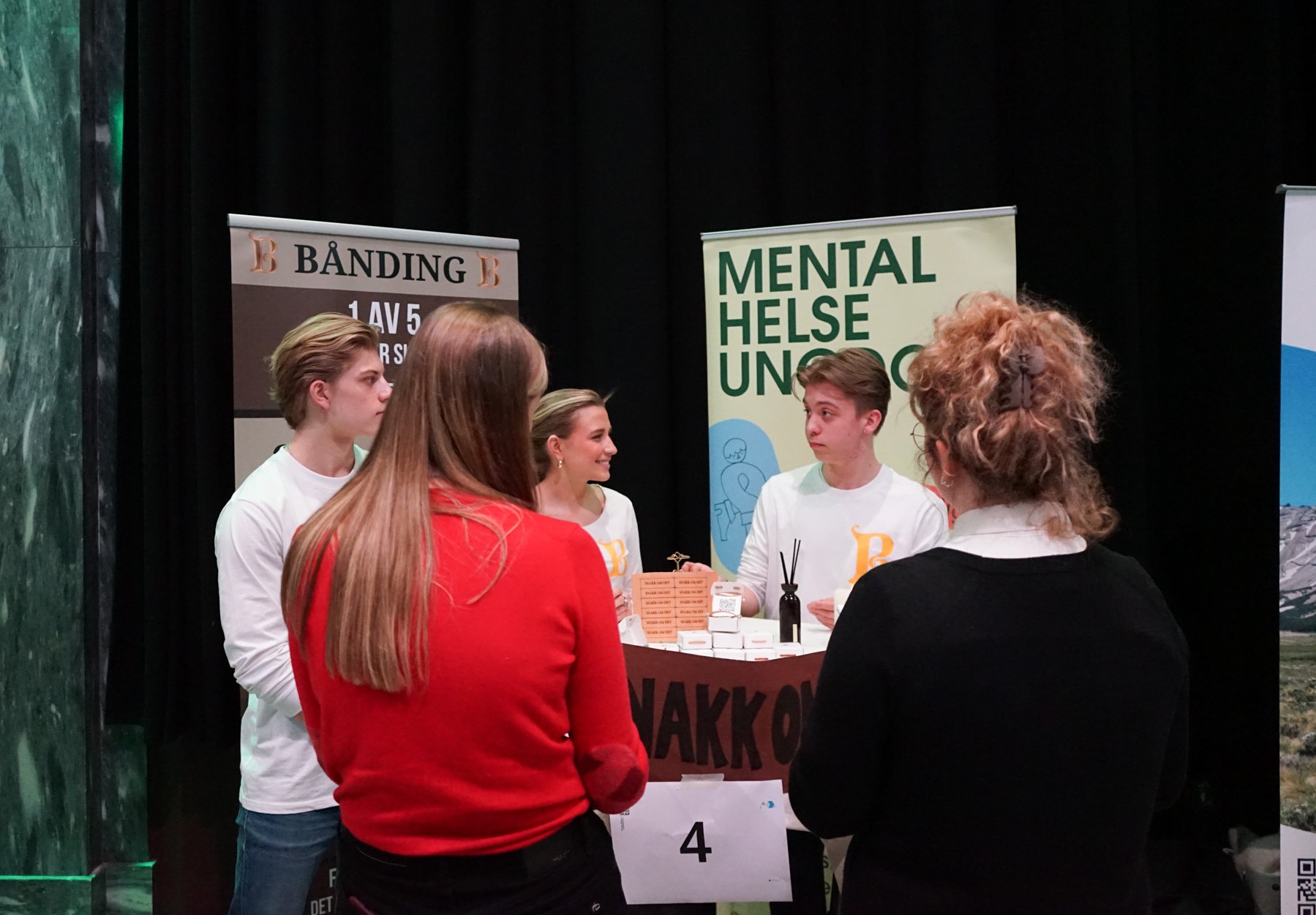 en gruppe mennesker ved et bord