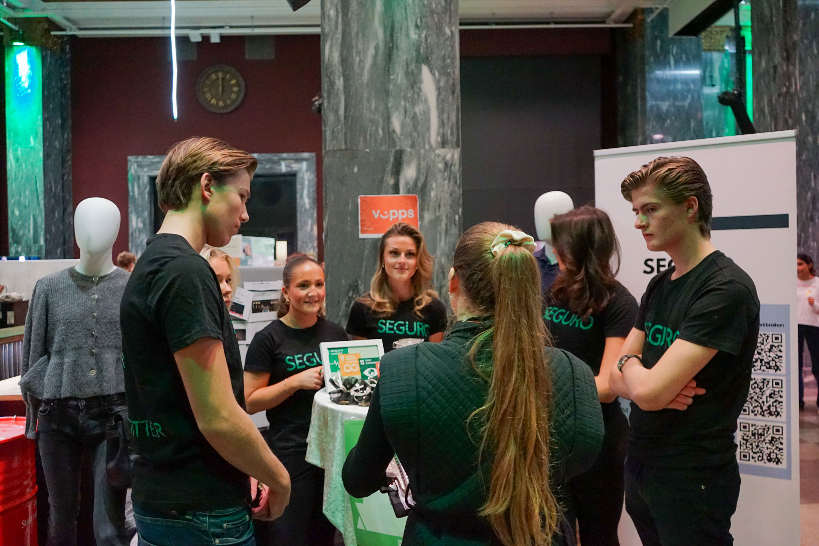 en gruppe mennesker som står i et rom