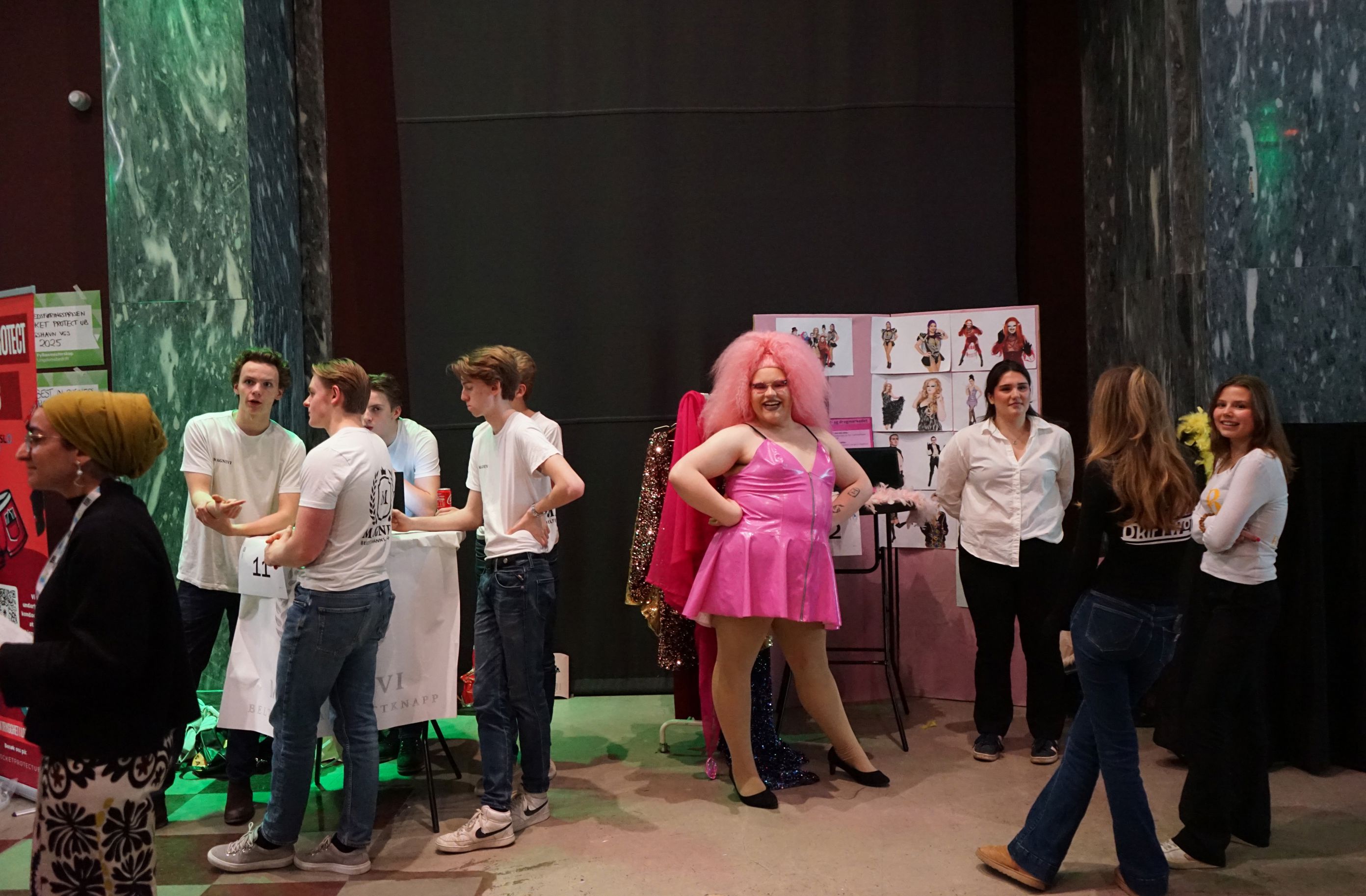 en gruppe mennesker som står i et rom