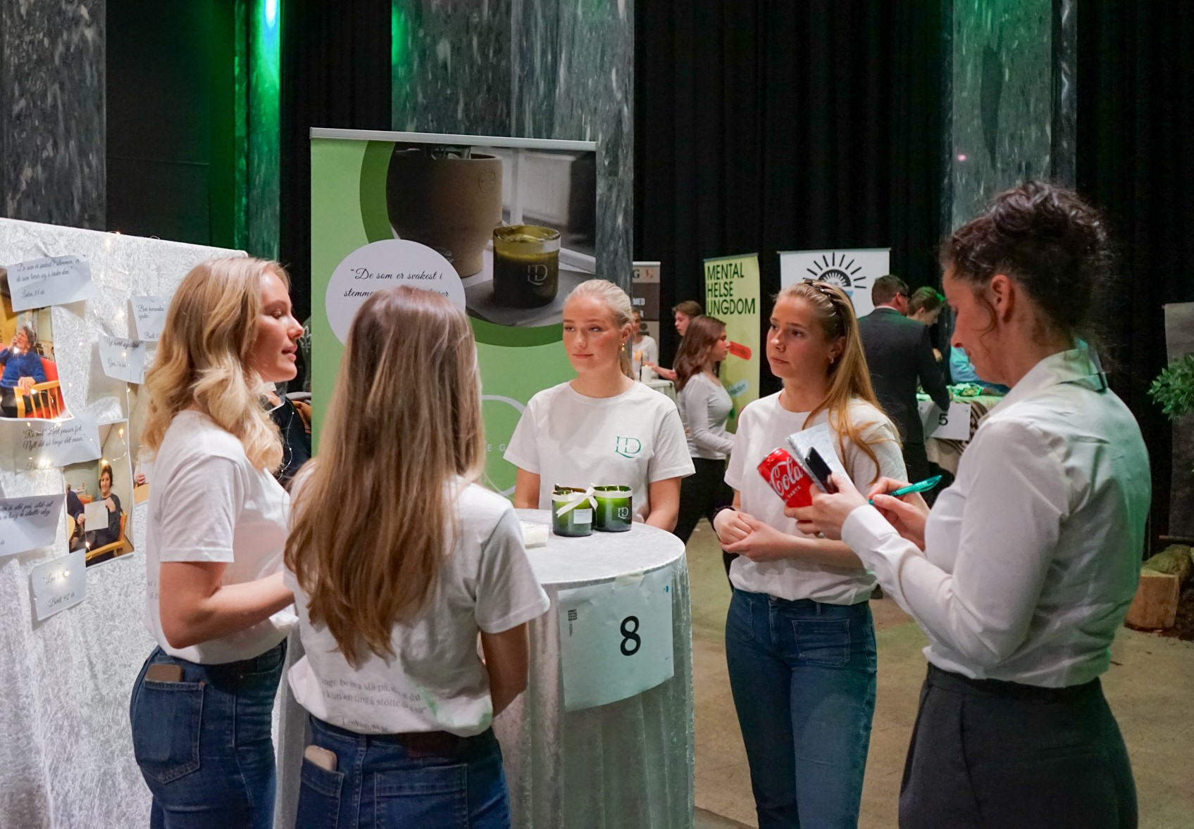 en gruppe personr som står i et rom