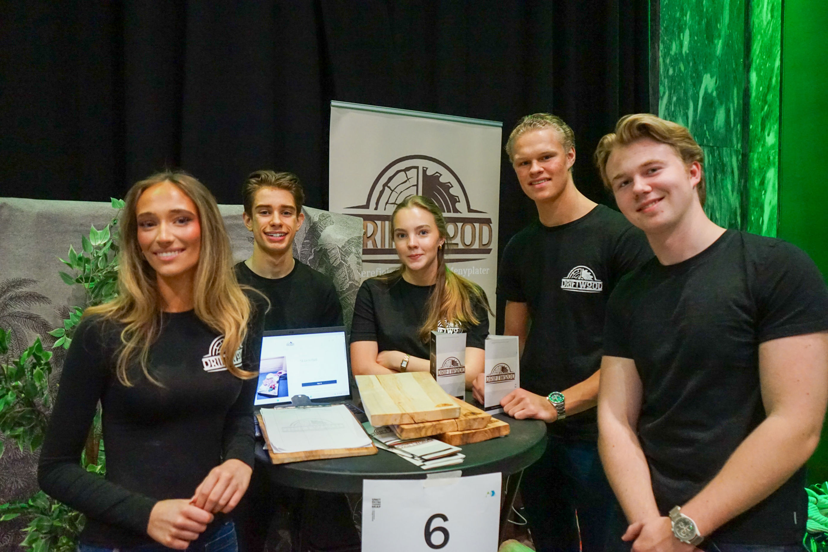 en gruppe mennesker som poserer for et bilde