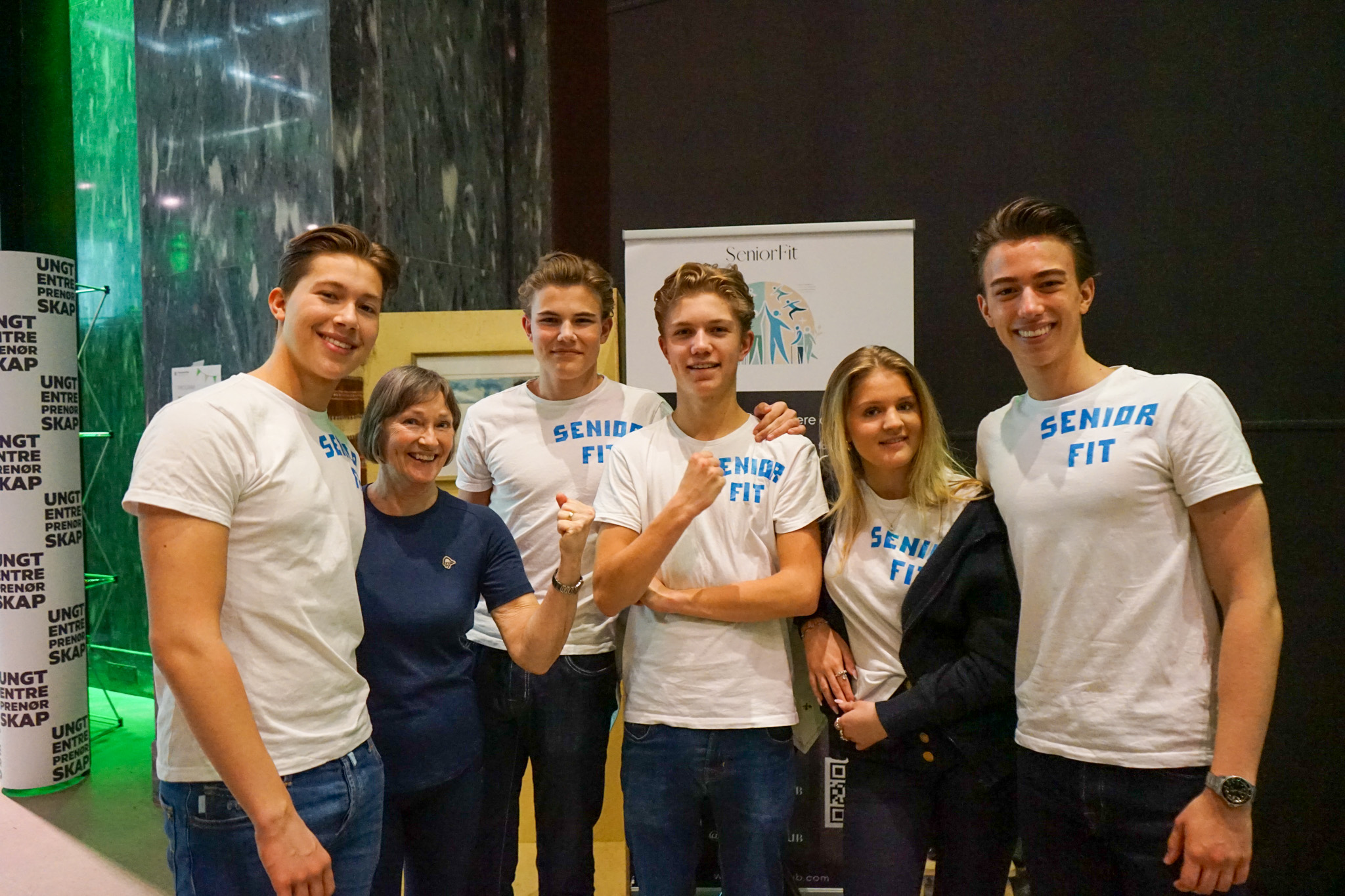 en gruppe mennesker som poserer for et bilde