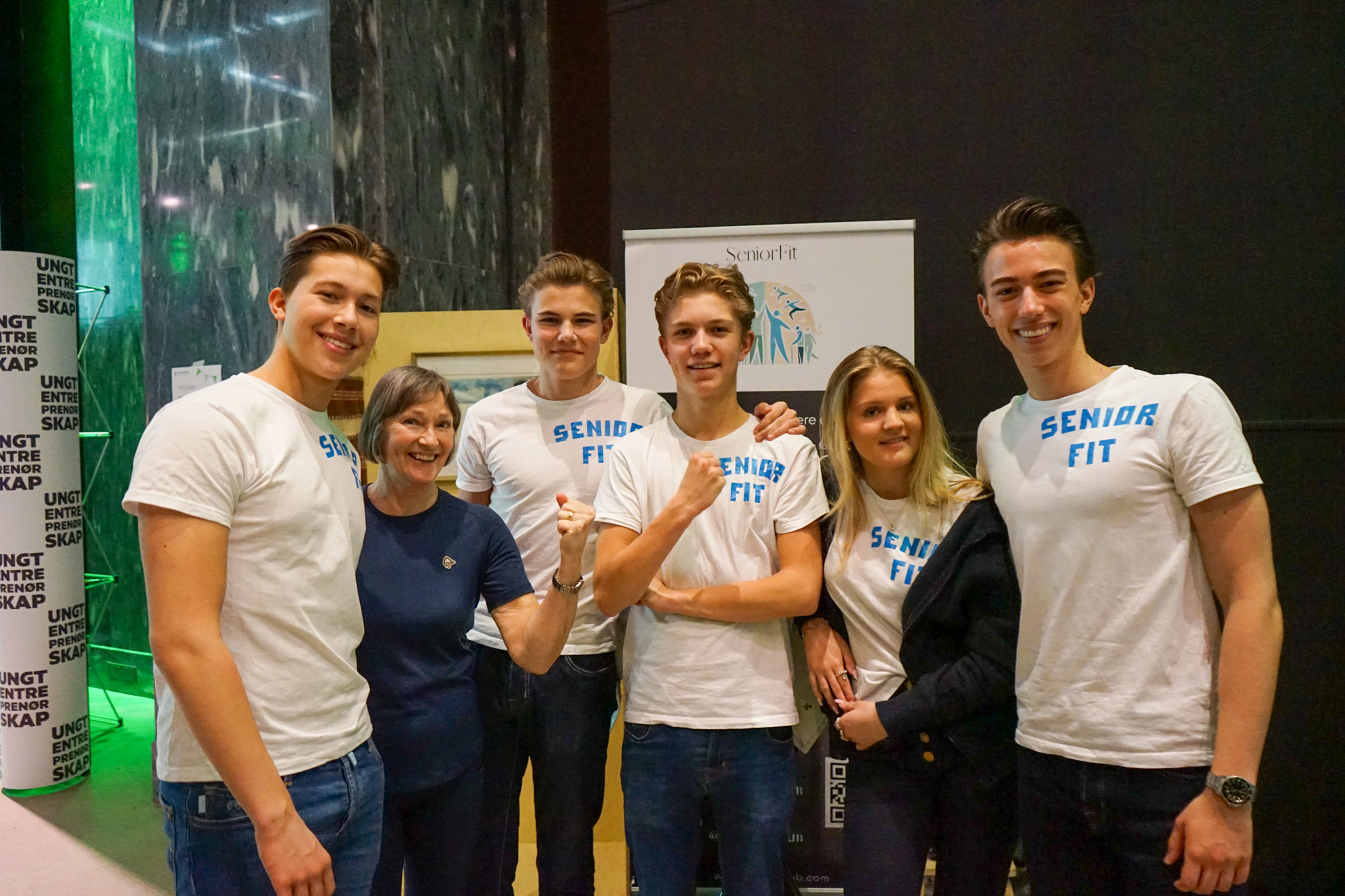 en gruppe mennesker som poserer for et bilde