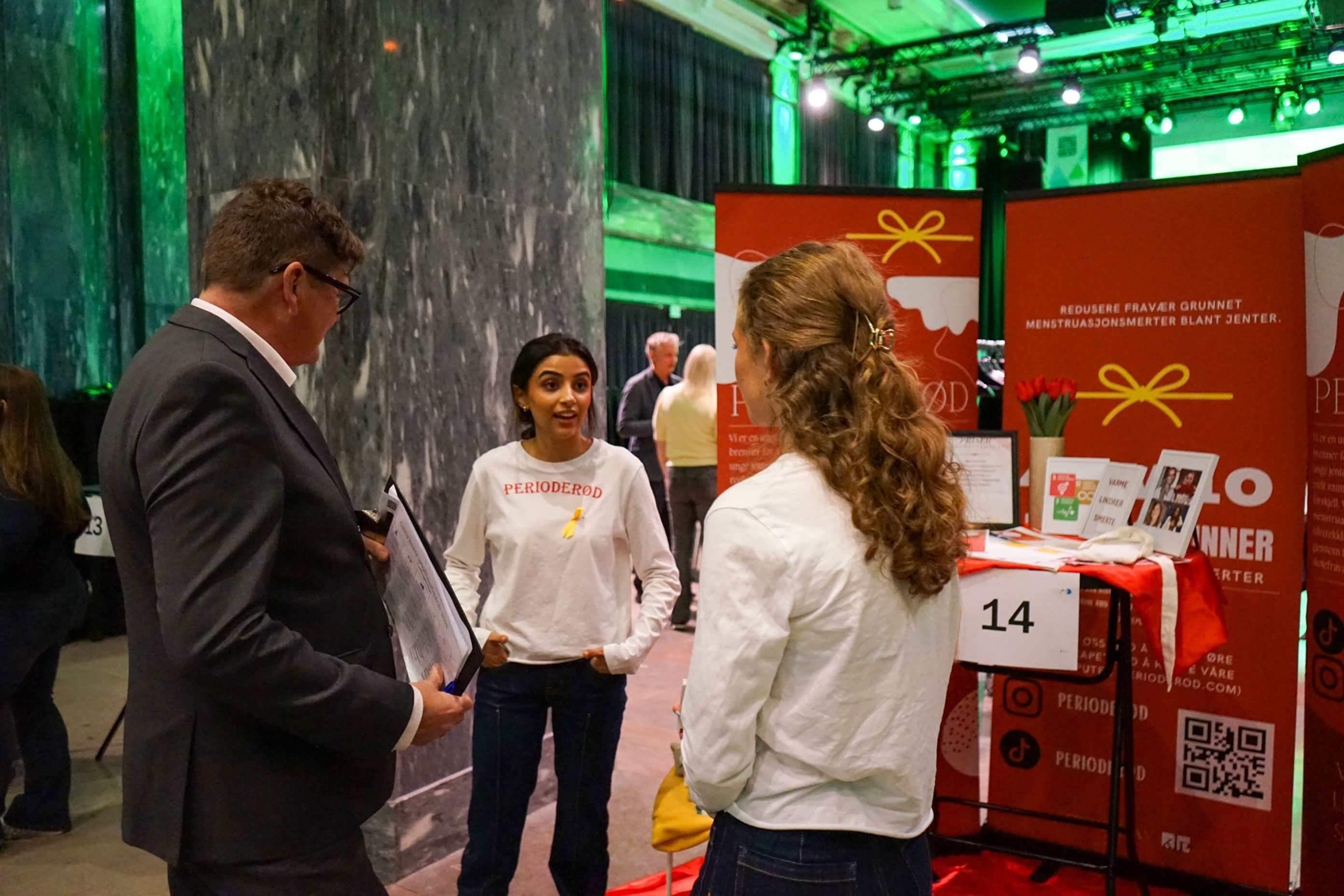 en person og en person som snakker med hverandre