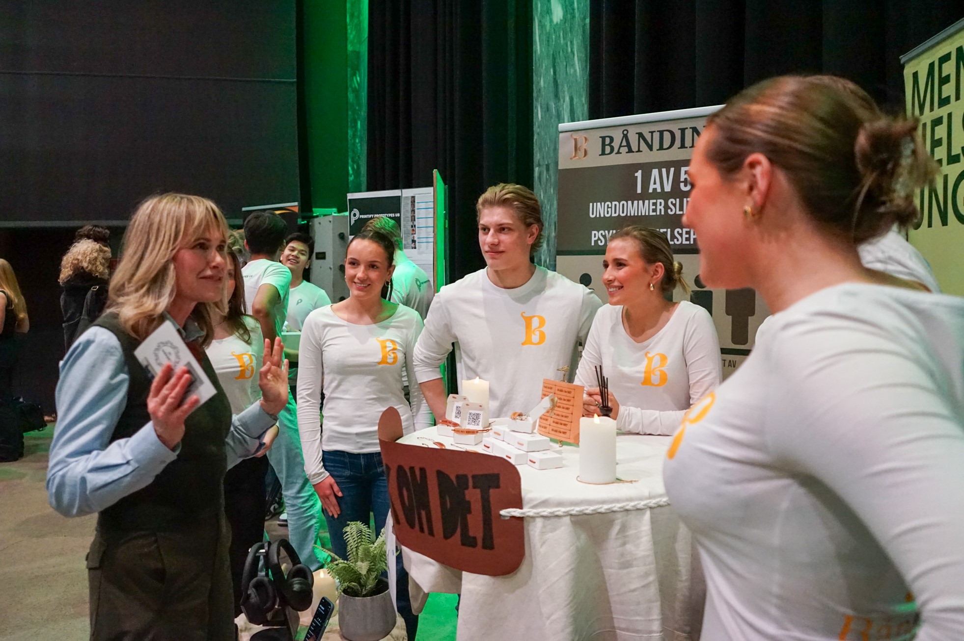 en gruppe mennesker ved et bord