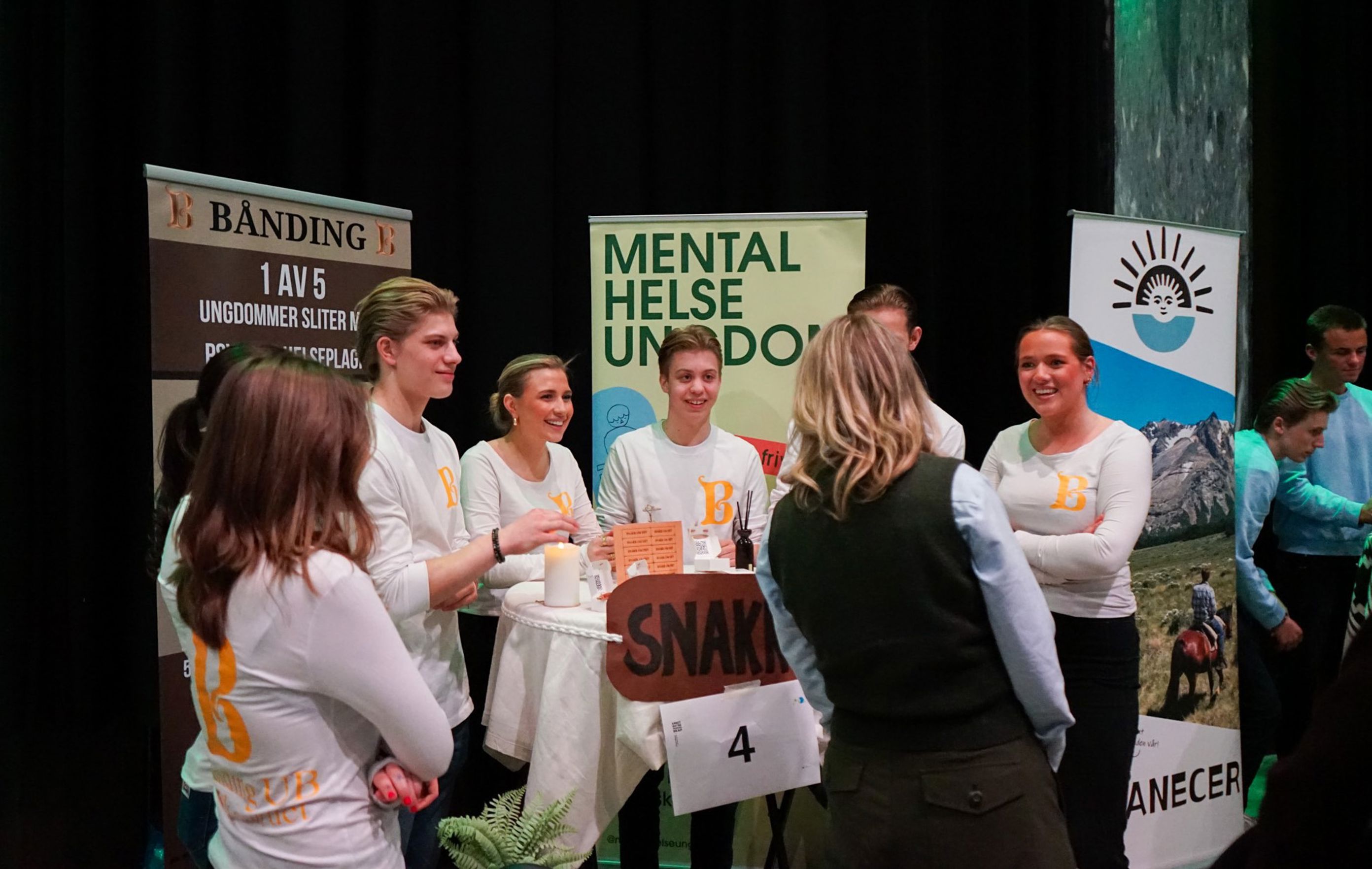 en gruppe personer på et arrangement