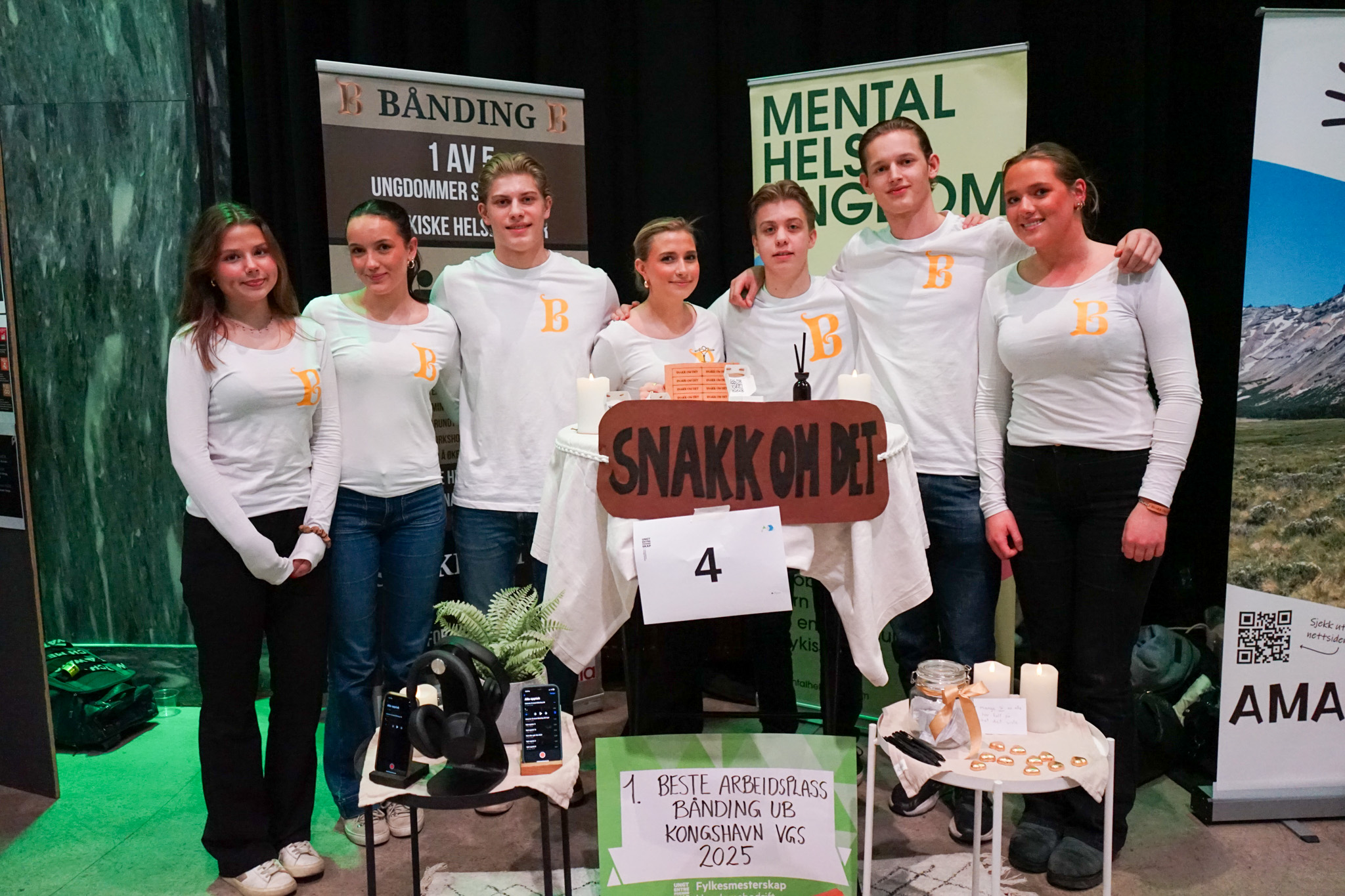 en gruppe mennesker som holder skilt