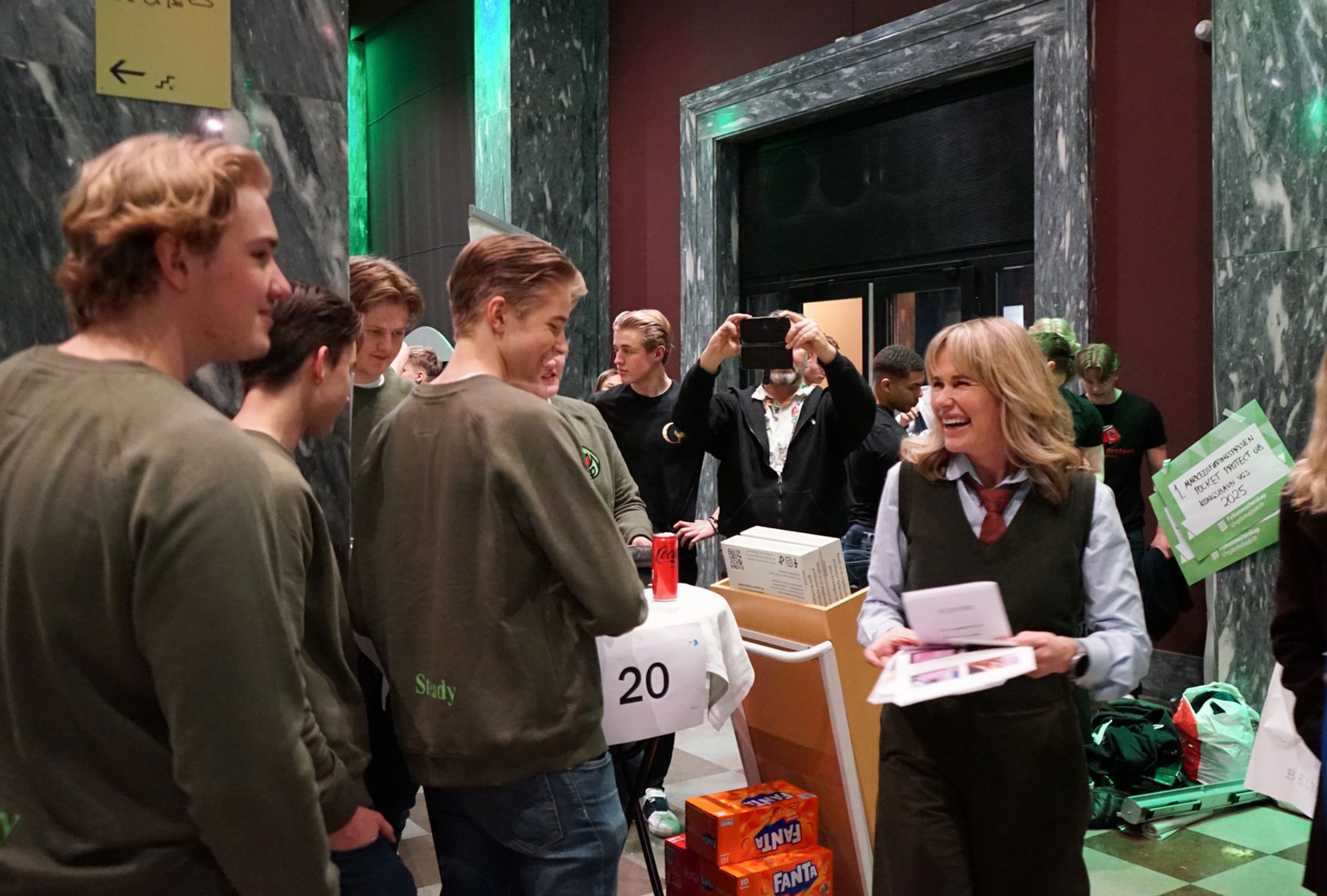 en gruppe mennesker som står utenfor