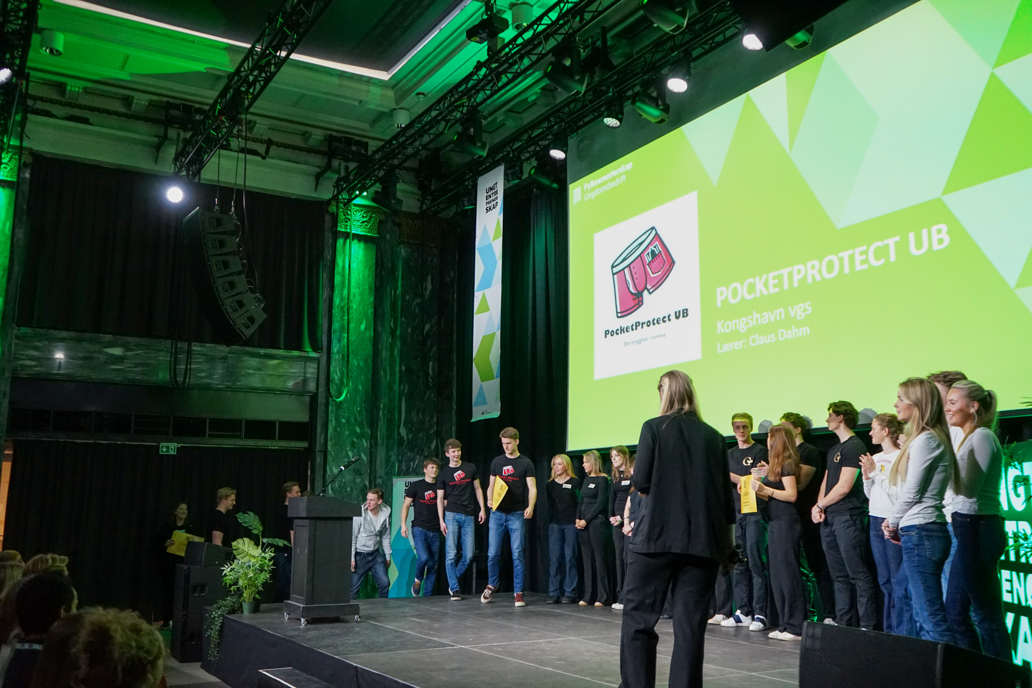 en gruppe mennesker som står på en scene