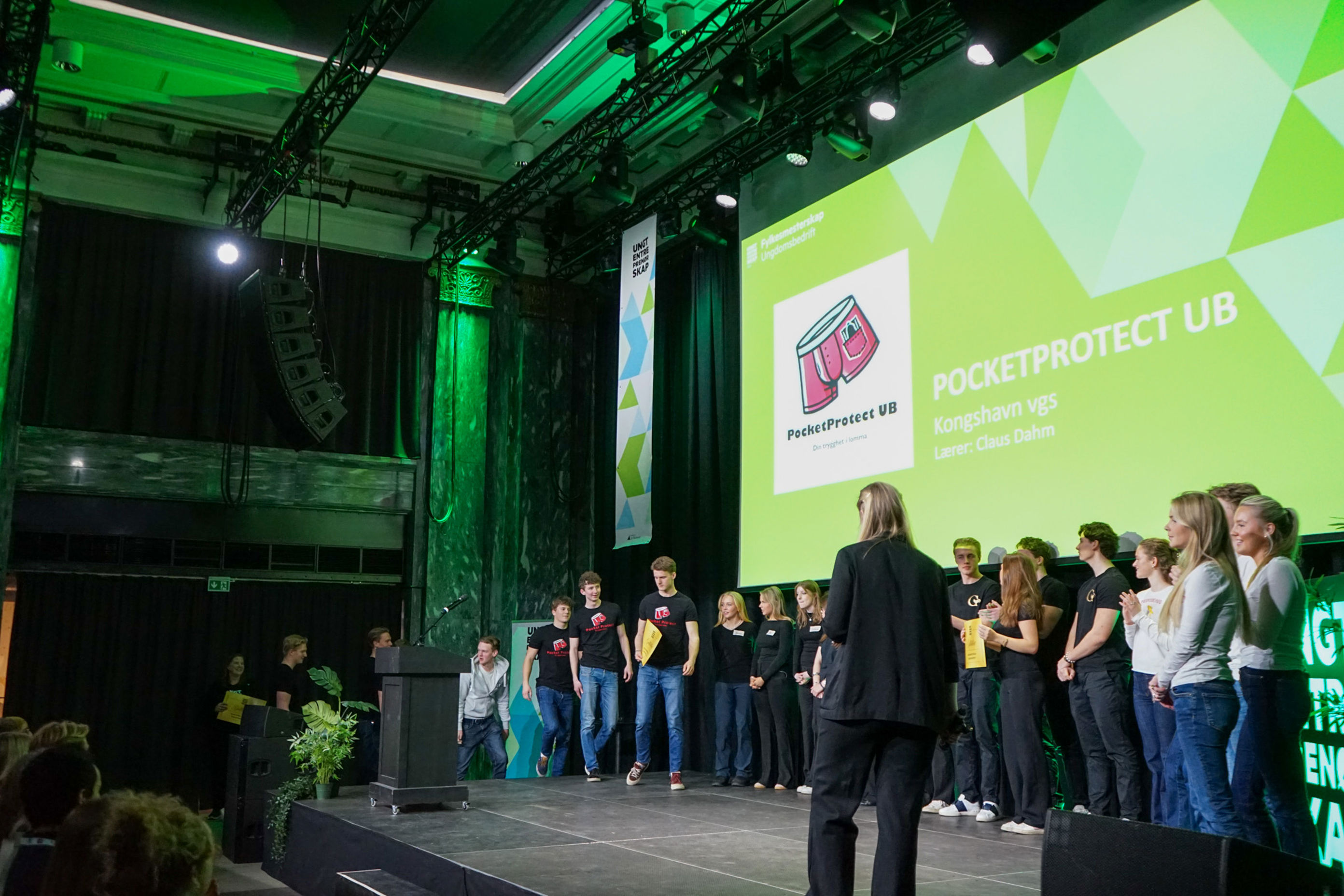 en gruppe mennesker som står på en scene