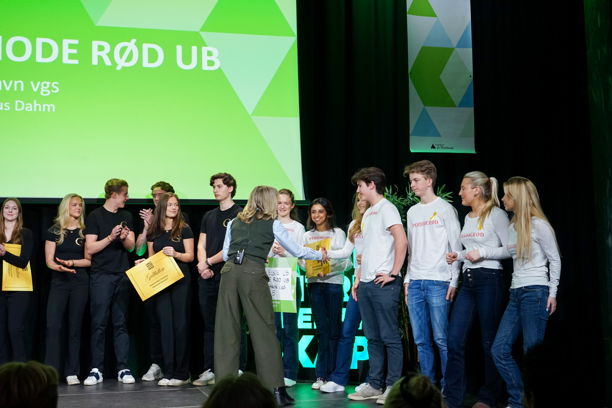 En gruppe mennesker som står sammen