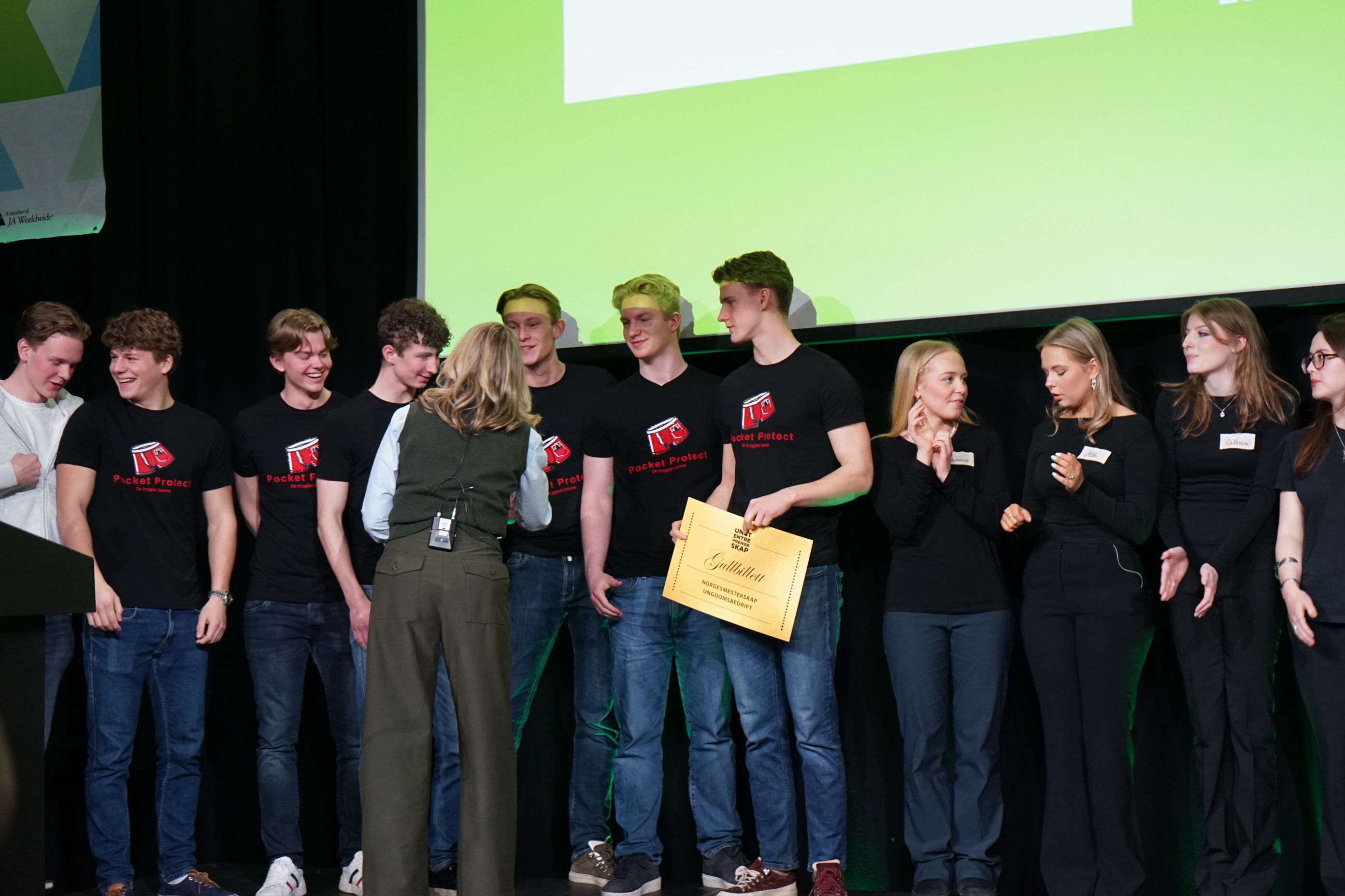 En gruppe mennesker som står sammen