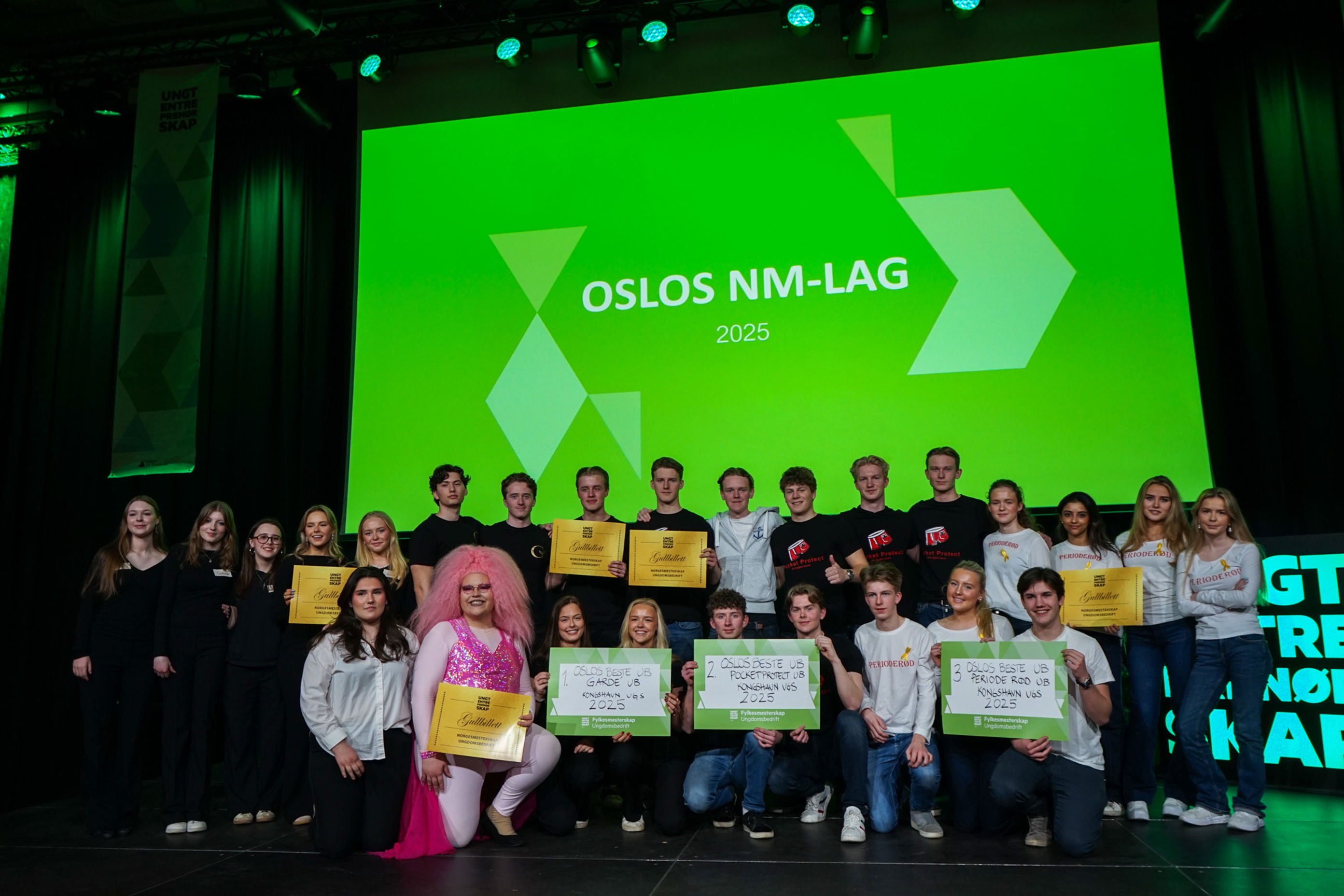 en gruppe mennesker som poserer for et bilde