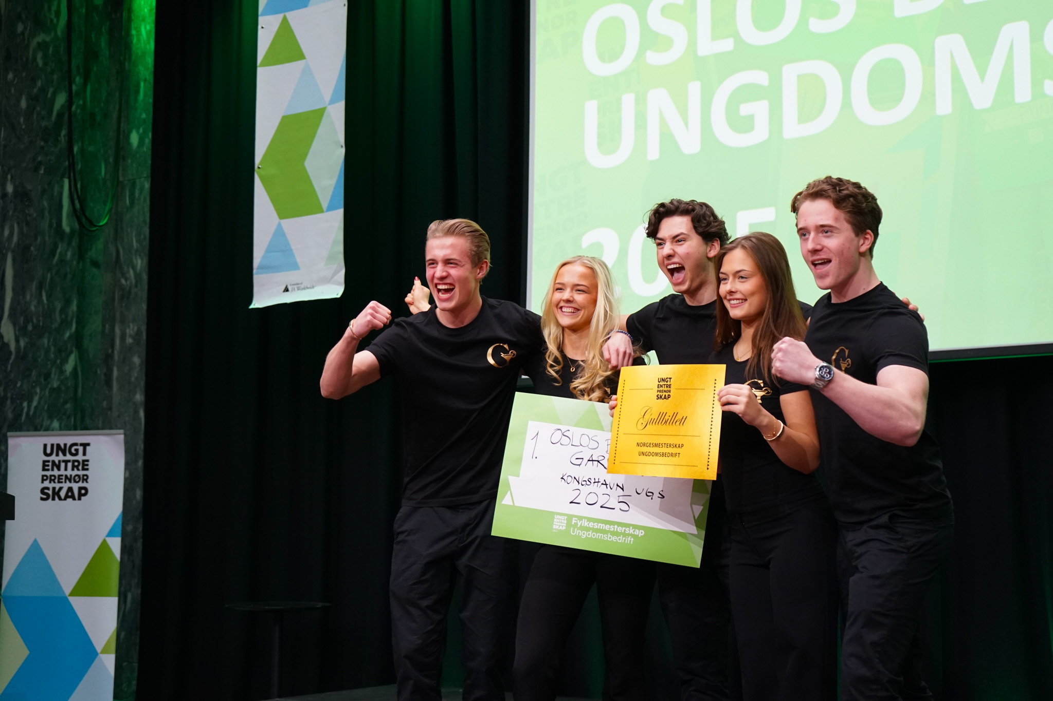 en gruppe mennesker som holder skilt