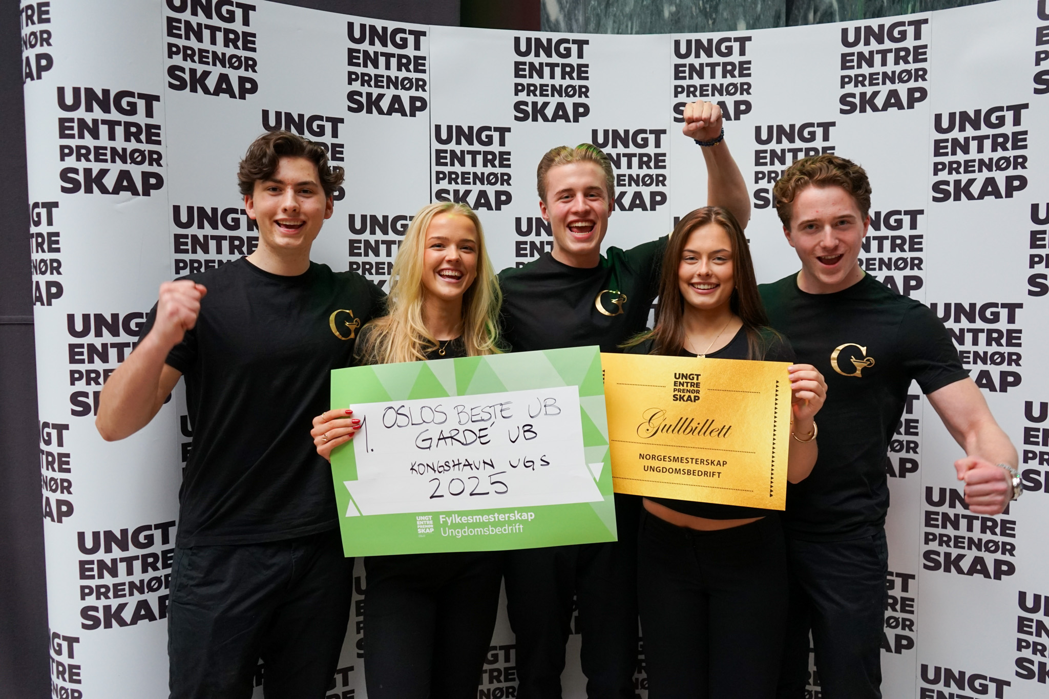 en gruppe mennesker som holder skilt