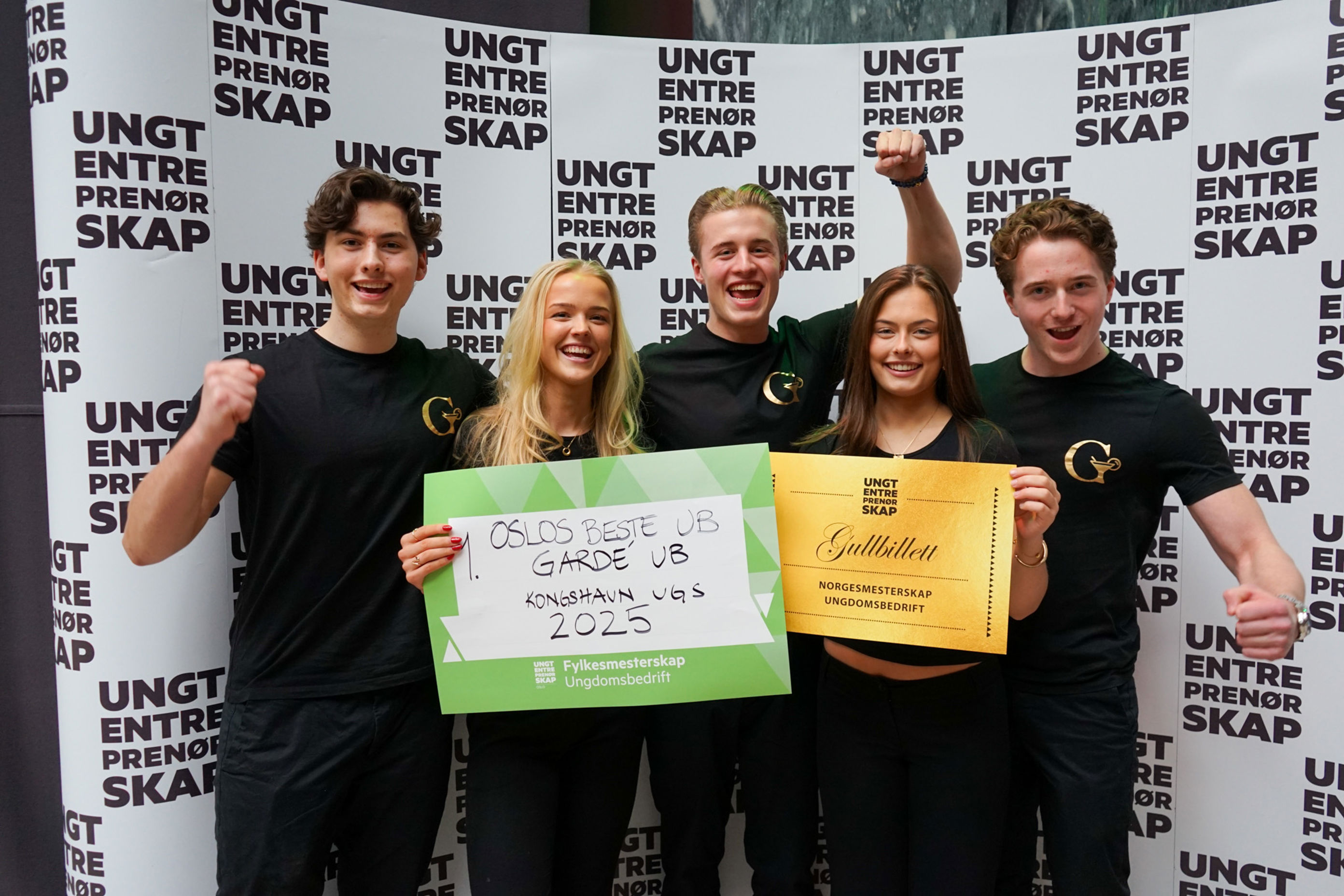 en gruppe mennesker som holder skilt