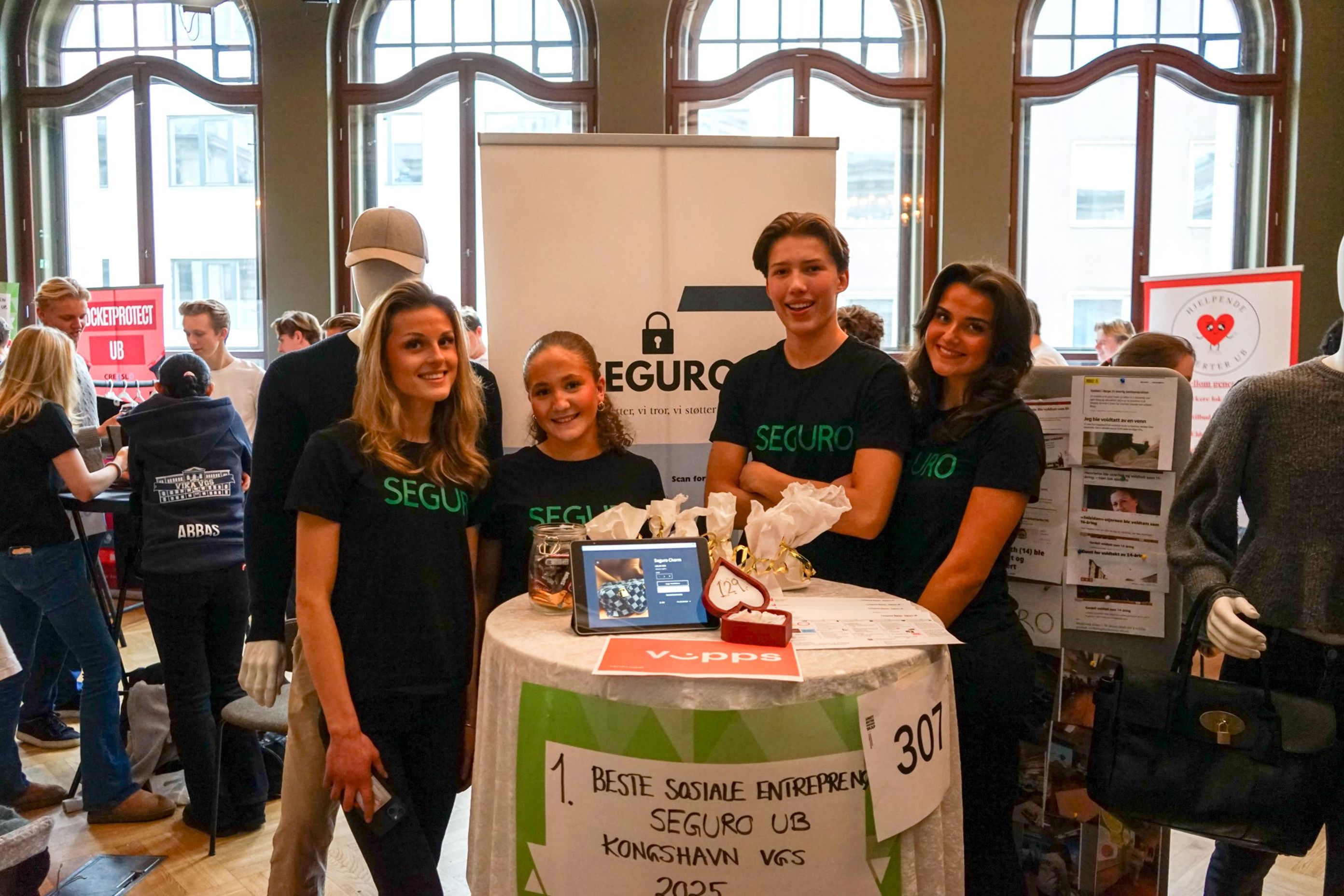 en gruppe mennesker som poserer for et bilde en gruppe mennesker som poserer for et bilde