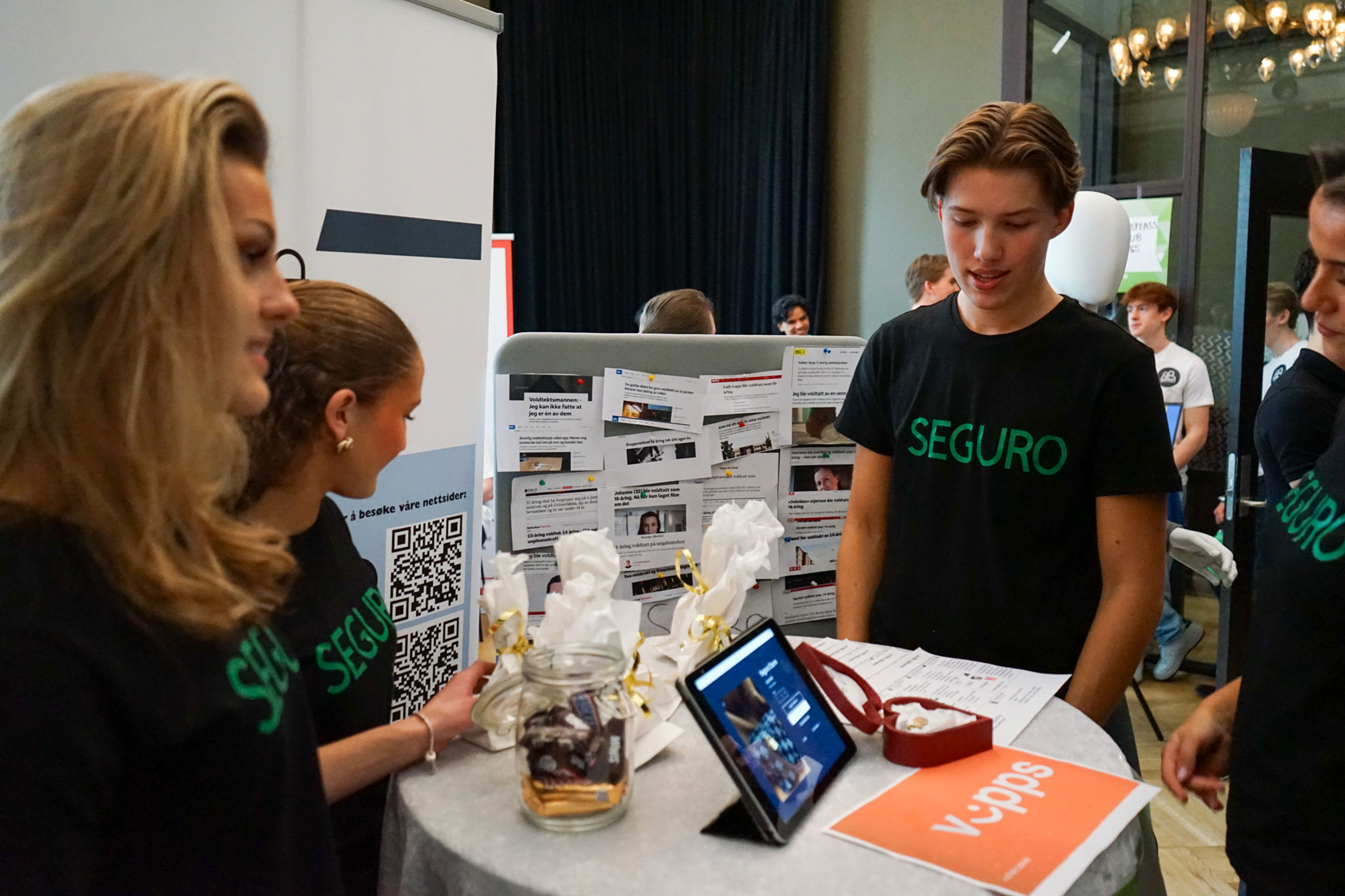 en gruppe mennesker ved et bord en gruppe mennesker ved et bord