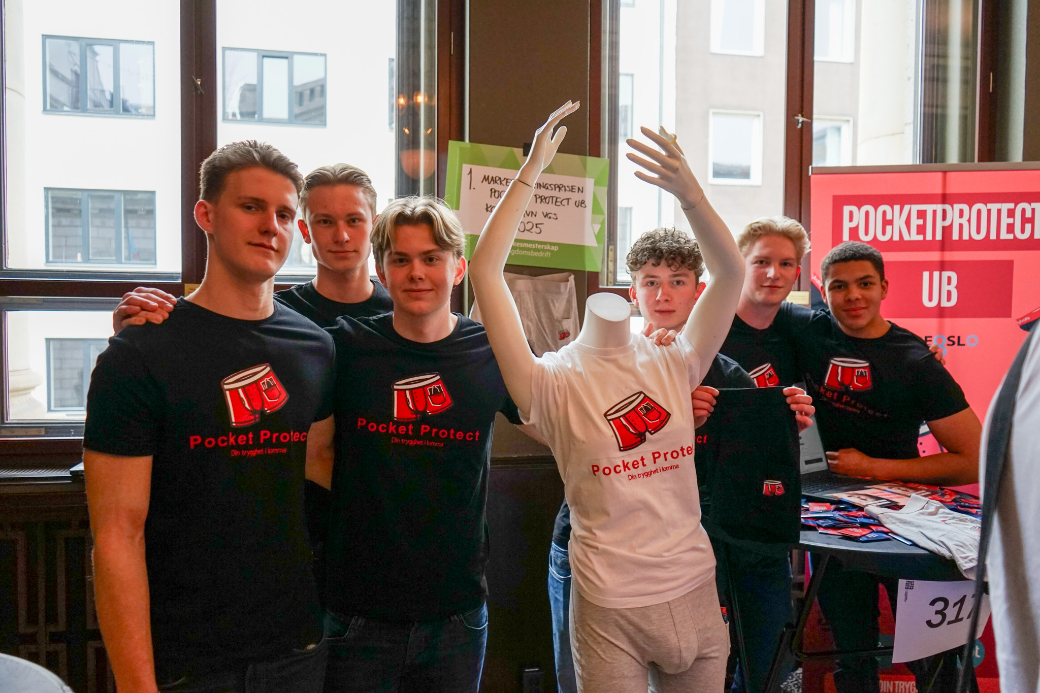 en gruppe mennesker som poserer for et bilde