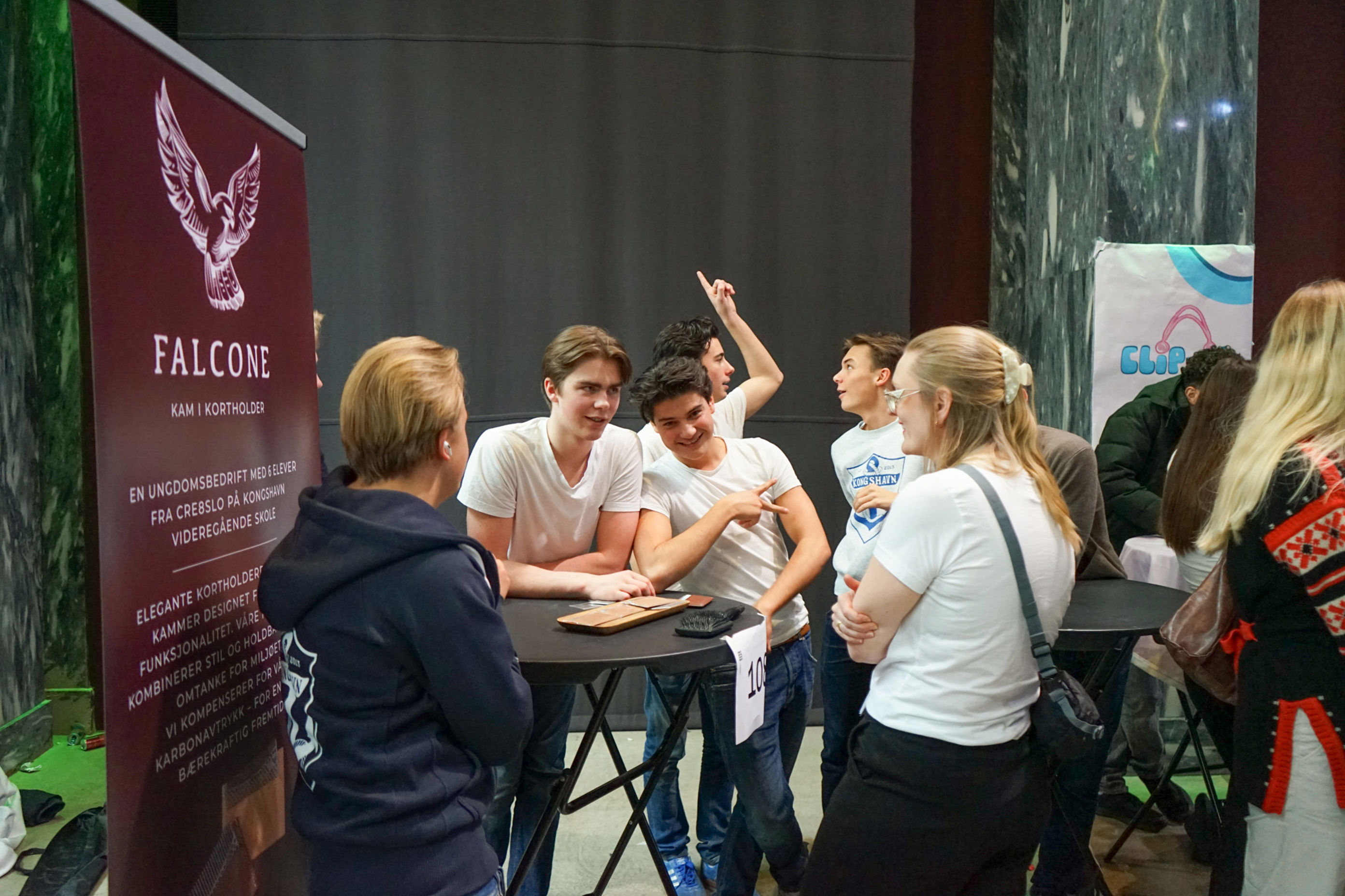 en gruppe mennesker som står rundt et bord med mat på en gruppe mennesker som står rundt et bord med mat på