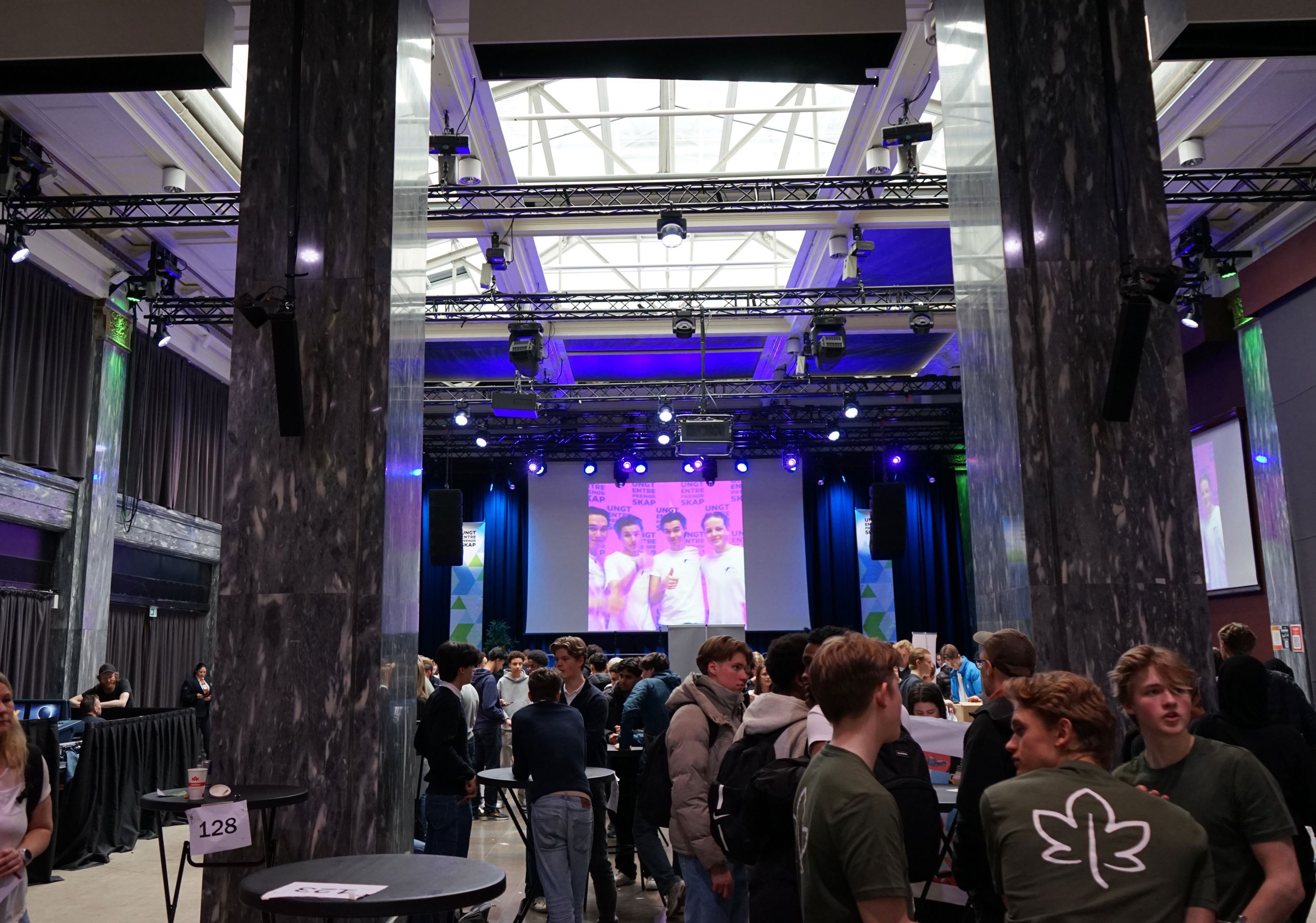 en gruppe personer i et rom en gruppe personer i et rom