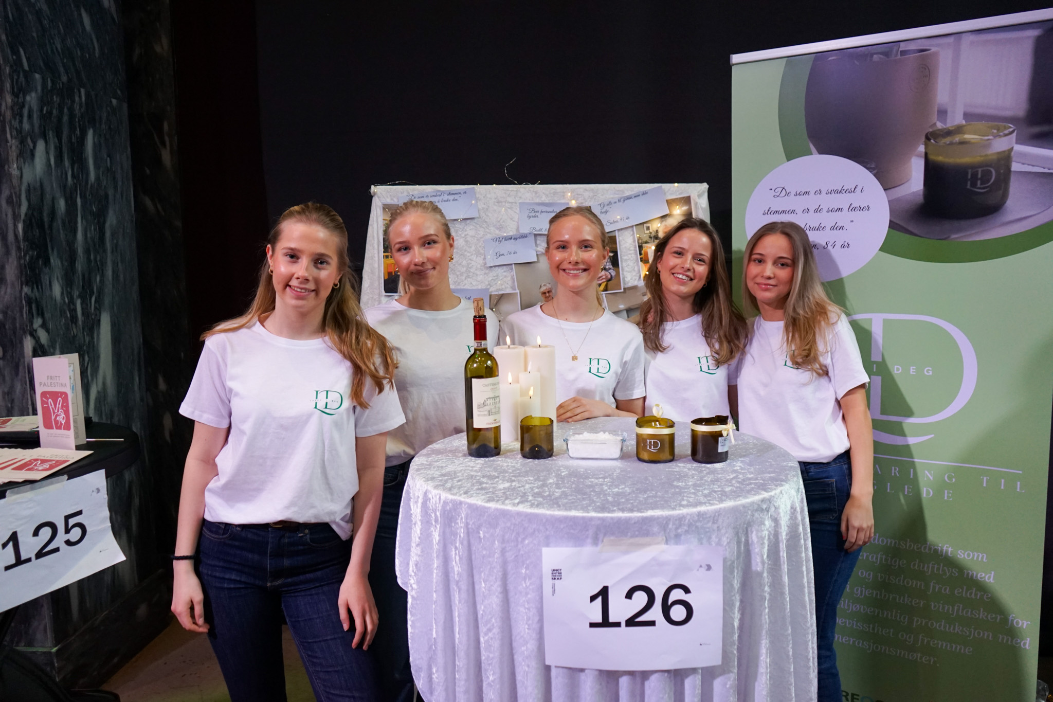 en gruppe mennesker som poserer for et bilde
