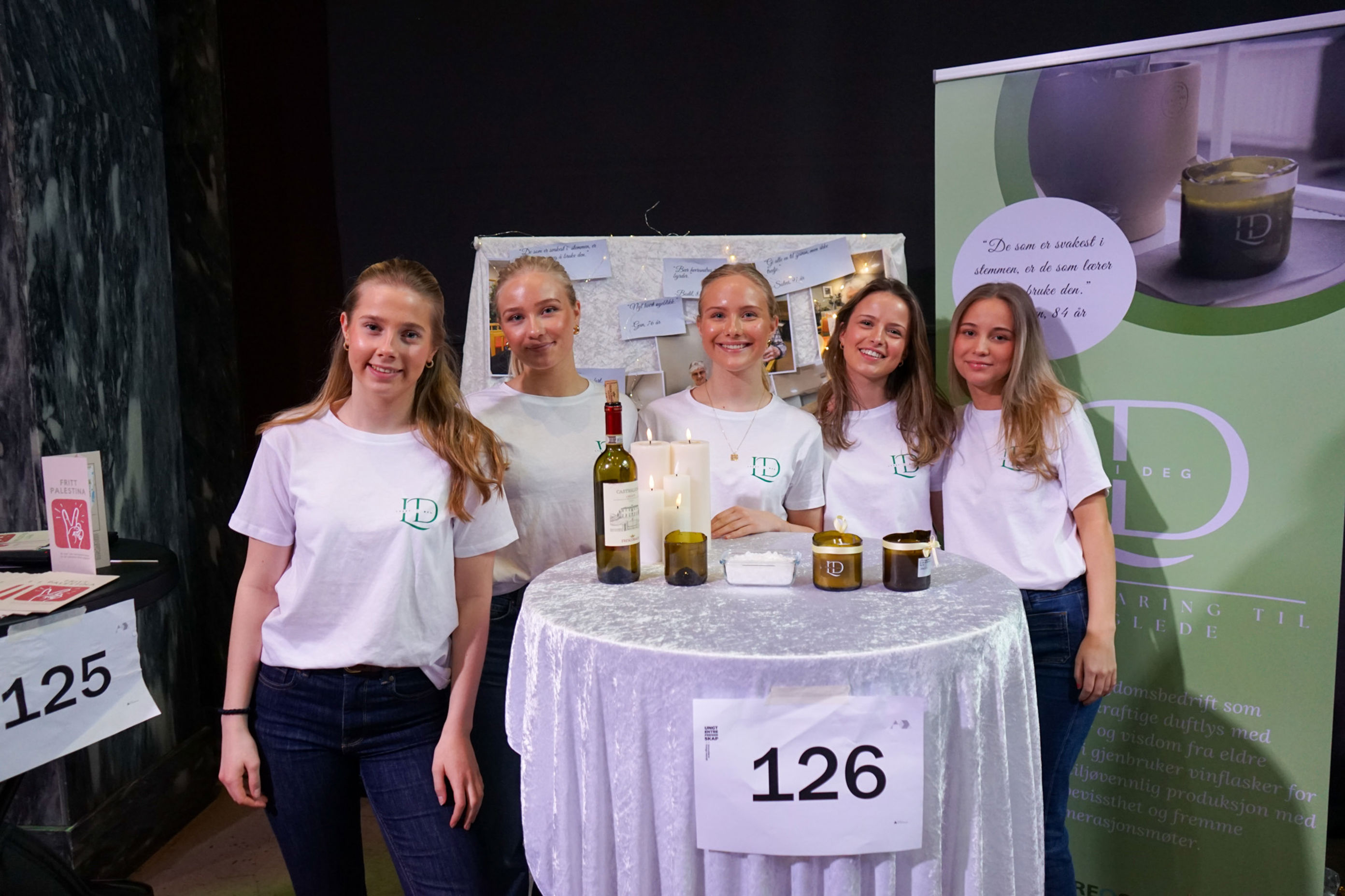 en gruppe mennesker som poserer for et bilde en gruppe mennesker som poserer for et bilde