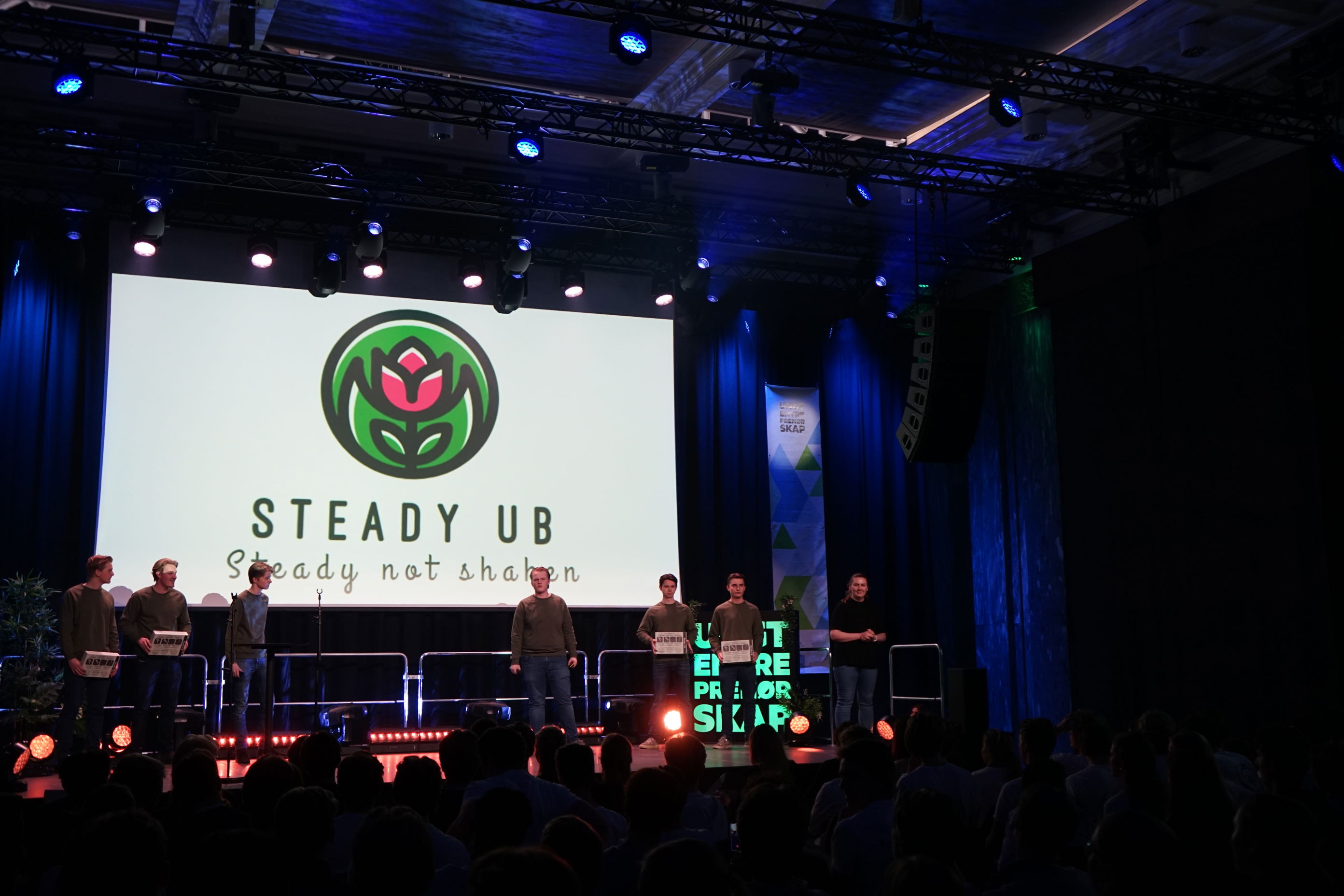 en gruppe mennesker på en scene en gruppe mennesker på en scene