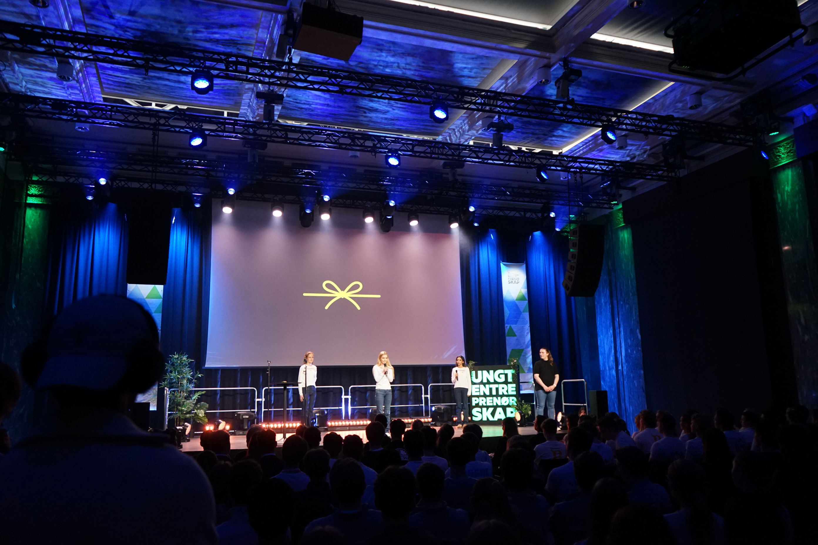 en gruppe mennesker på en scene en gruppe mennesker på en scene