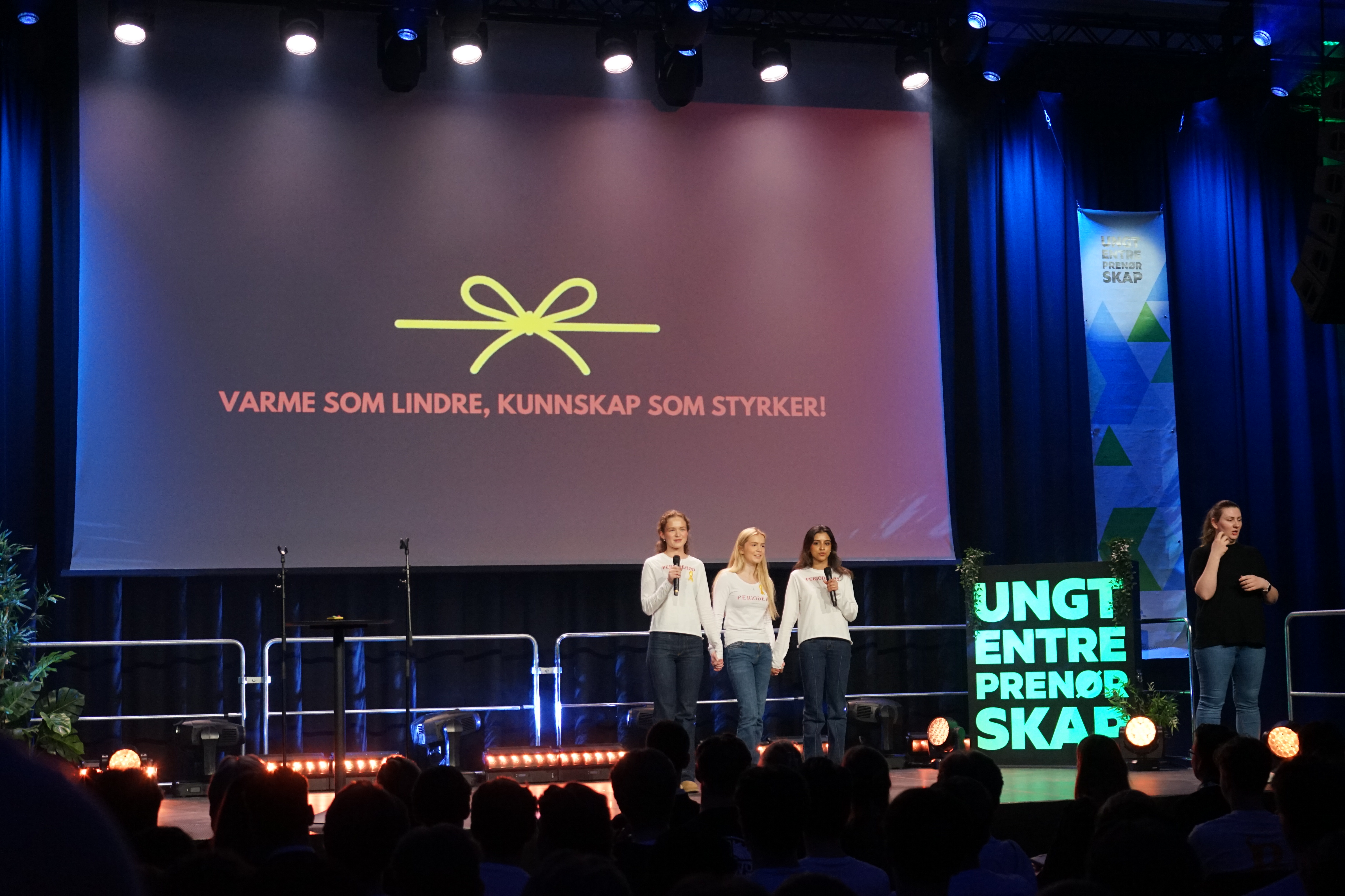 en gruppe mennesker på en scene