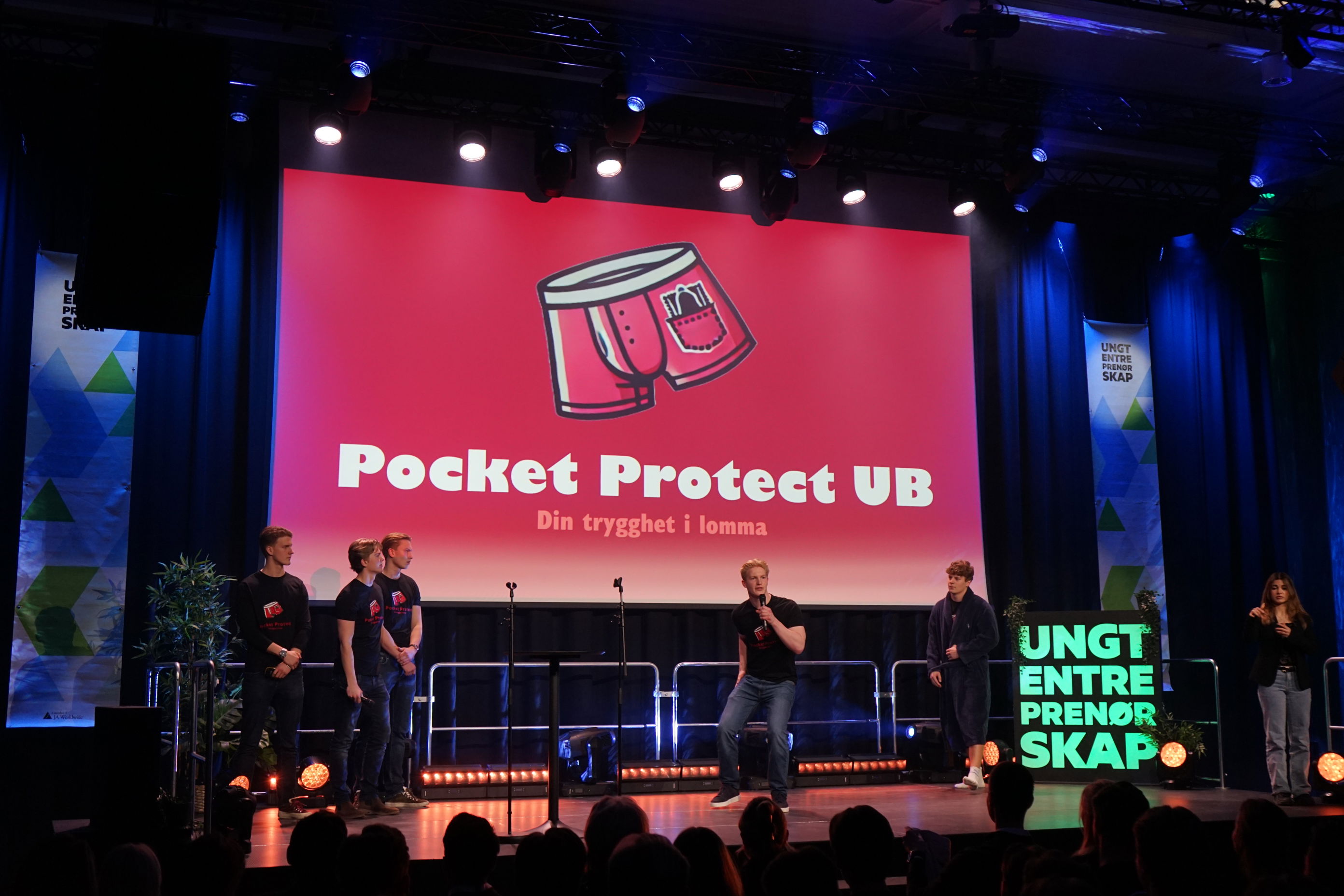 en gruppe mennesker på en scene en gruppe mennesker på en scene