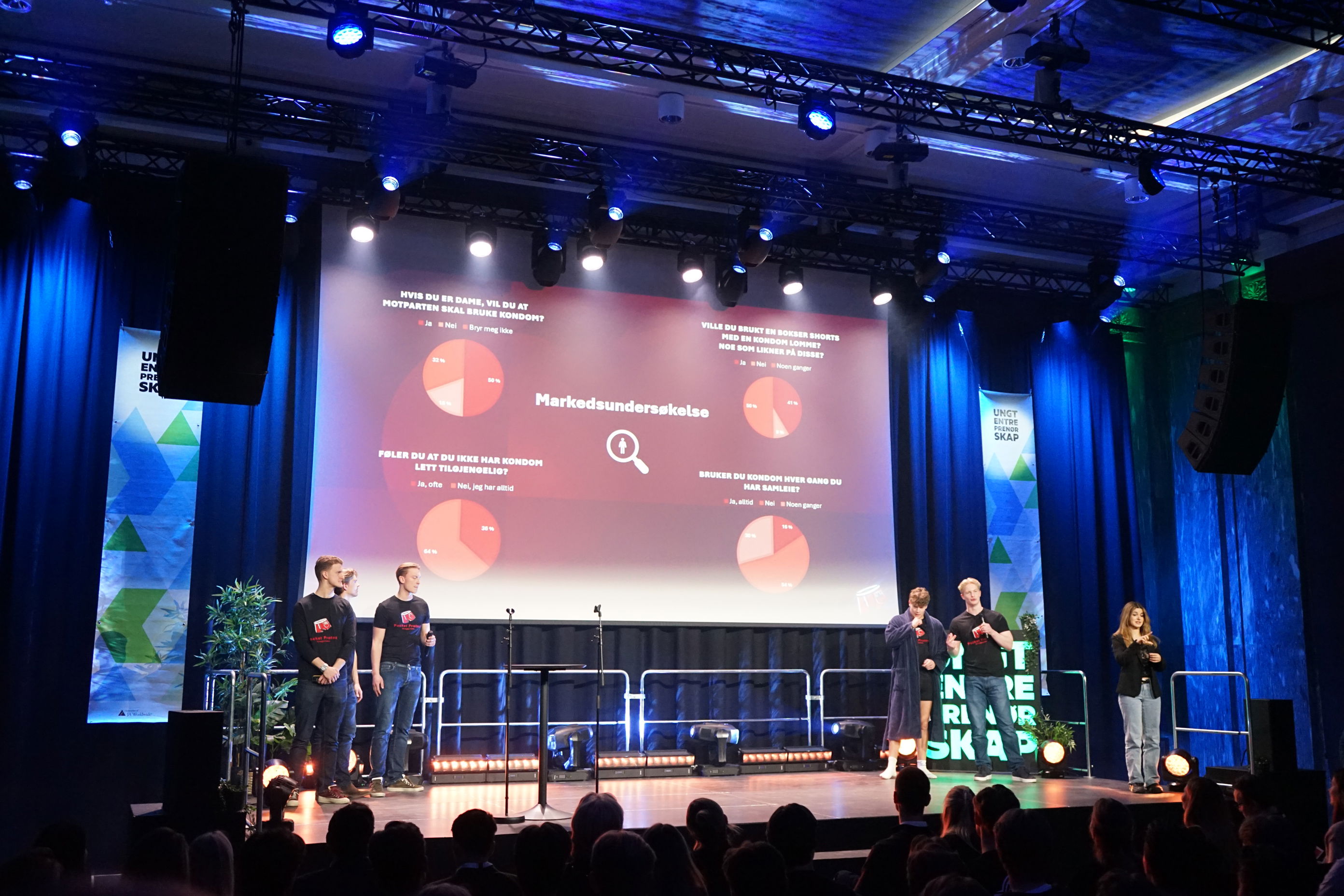 en gruppe mennesker på en scene en gruppe mennesker på en scene