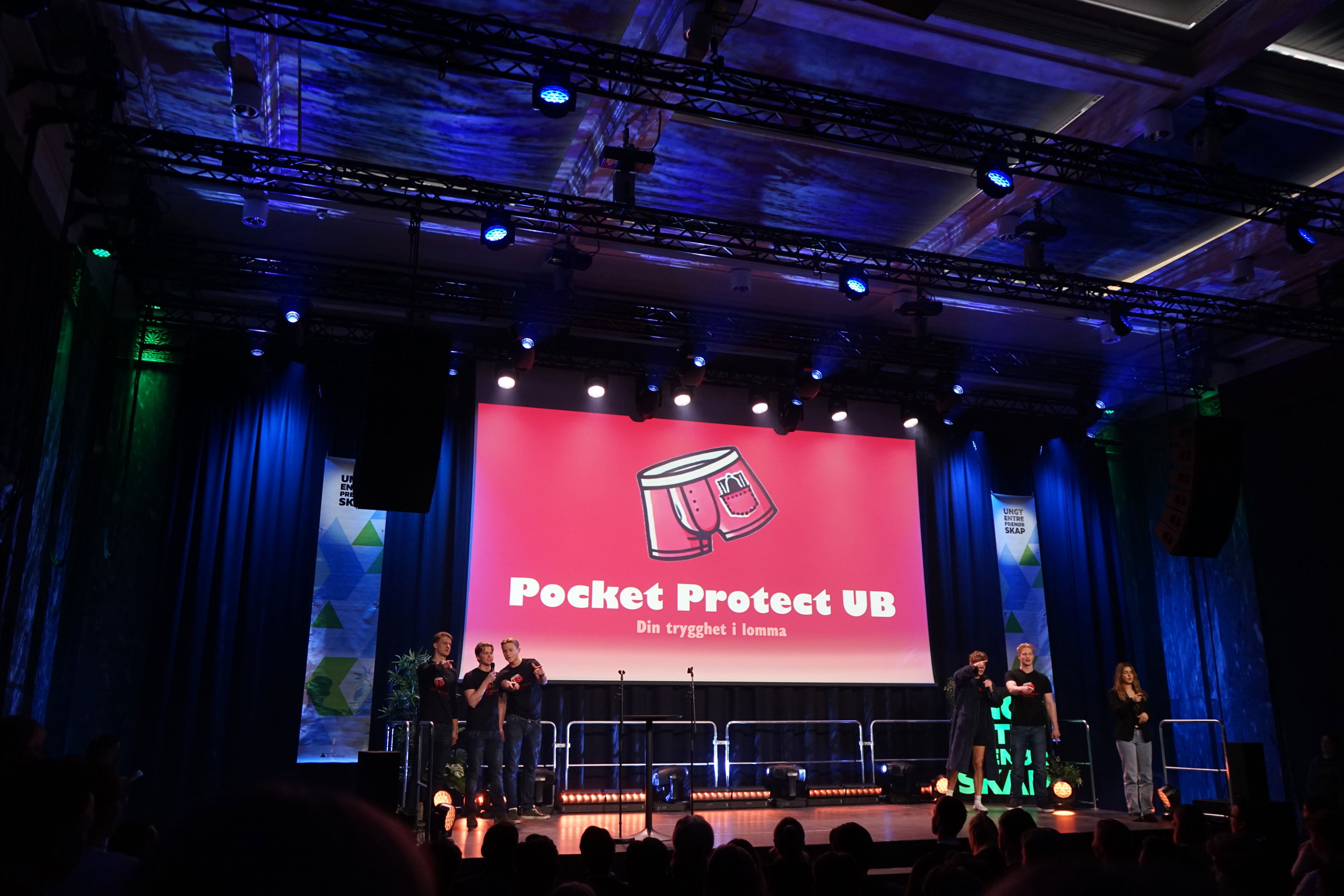 en gruppe mennesker på en scene en gruppe mennesker på en scene