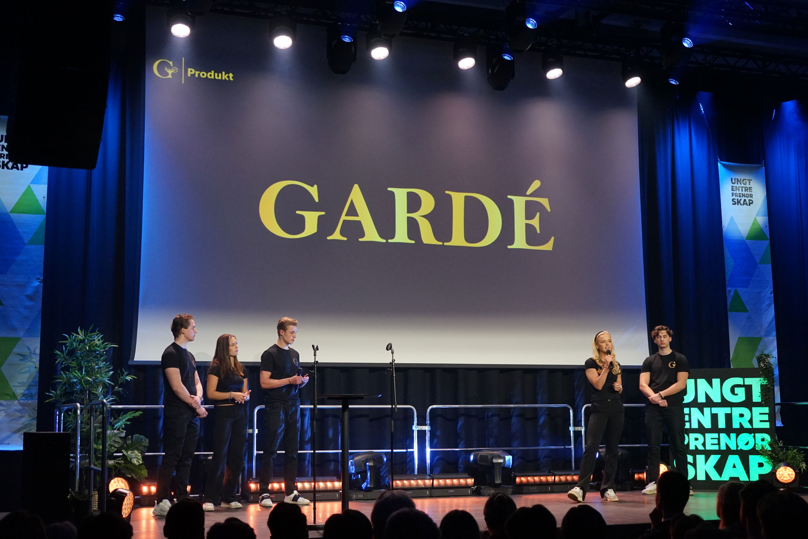 en gruppe mennesker på en scene en gruppe mennesker på en scene