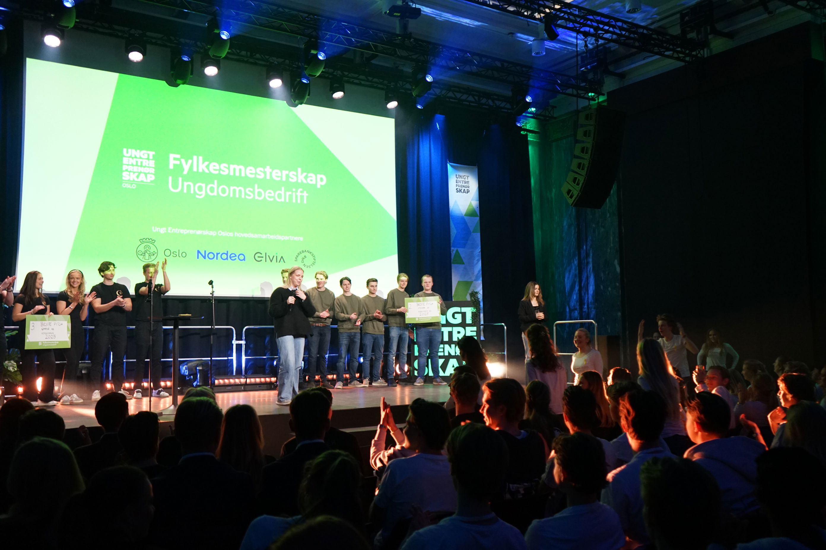 en gruppe mennesker på en scene en gruppe mennesker på en scene