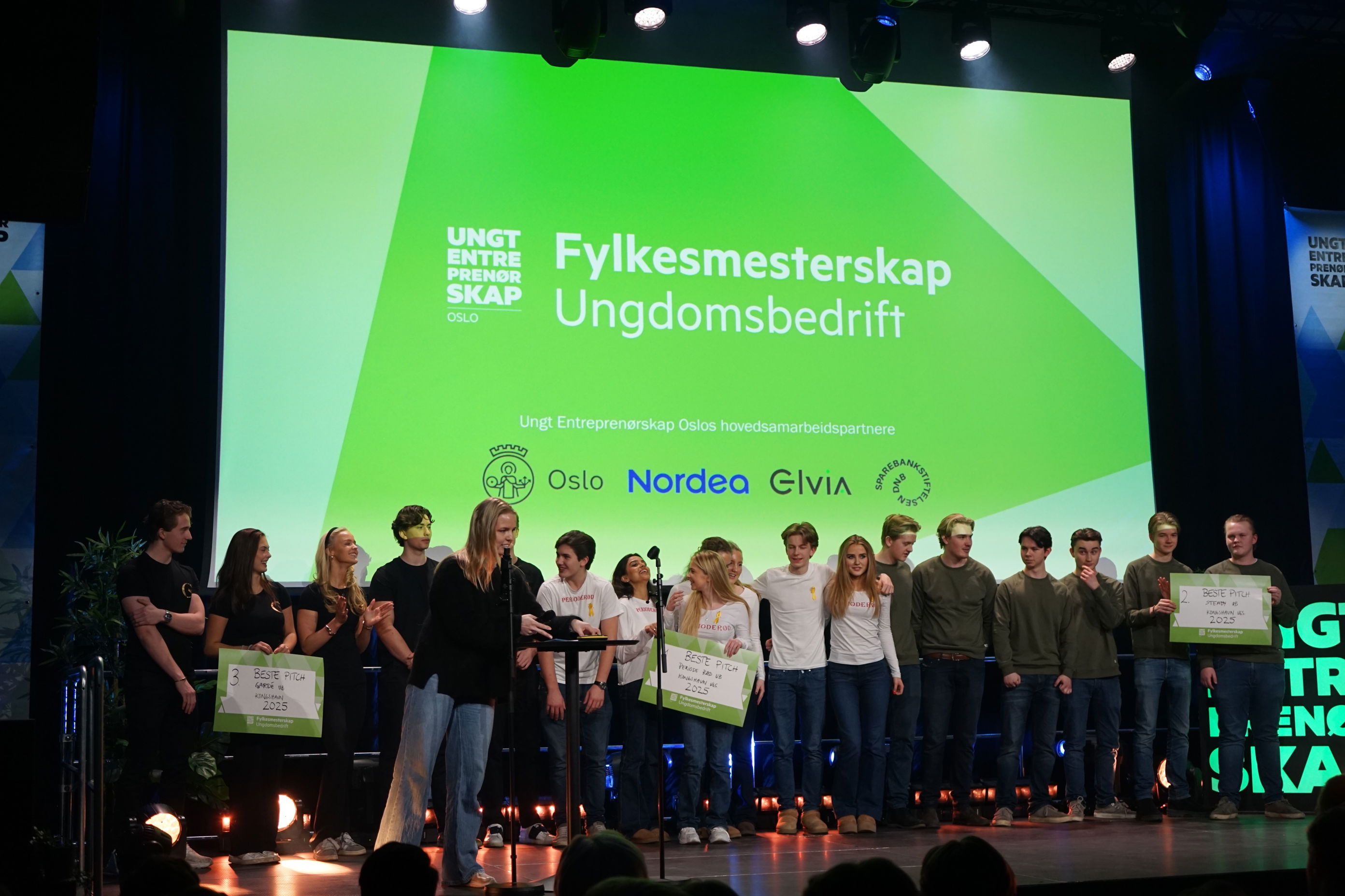 En gruppe personer som har sertifikater En gruppe personer som har sertifikater