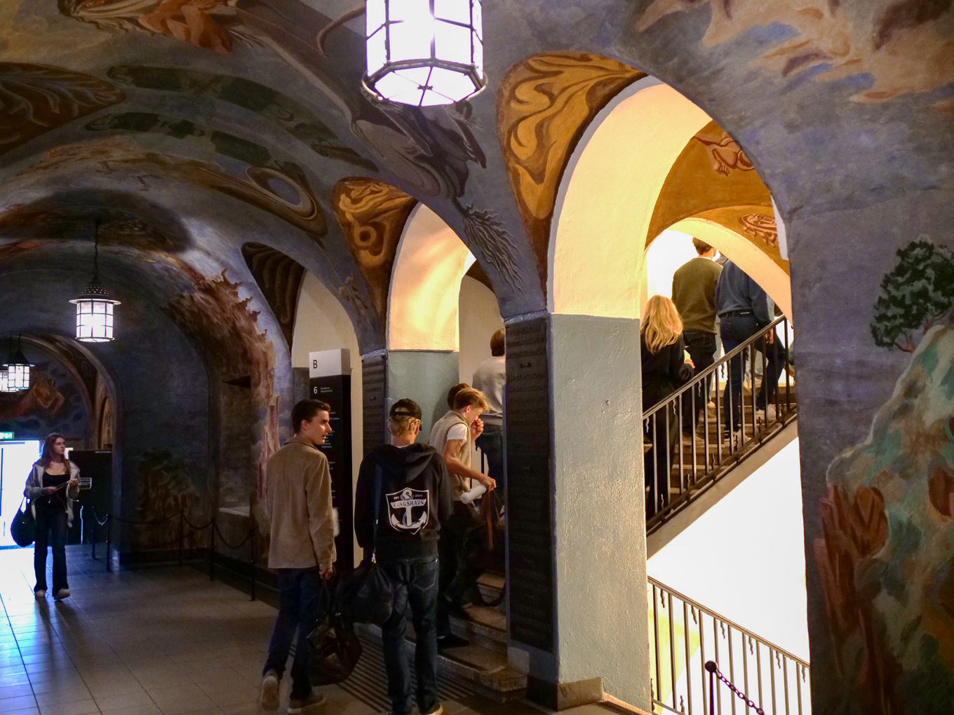 en gruppe mennesker som går gjennom en bygning