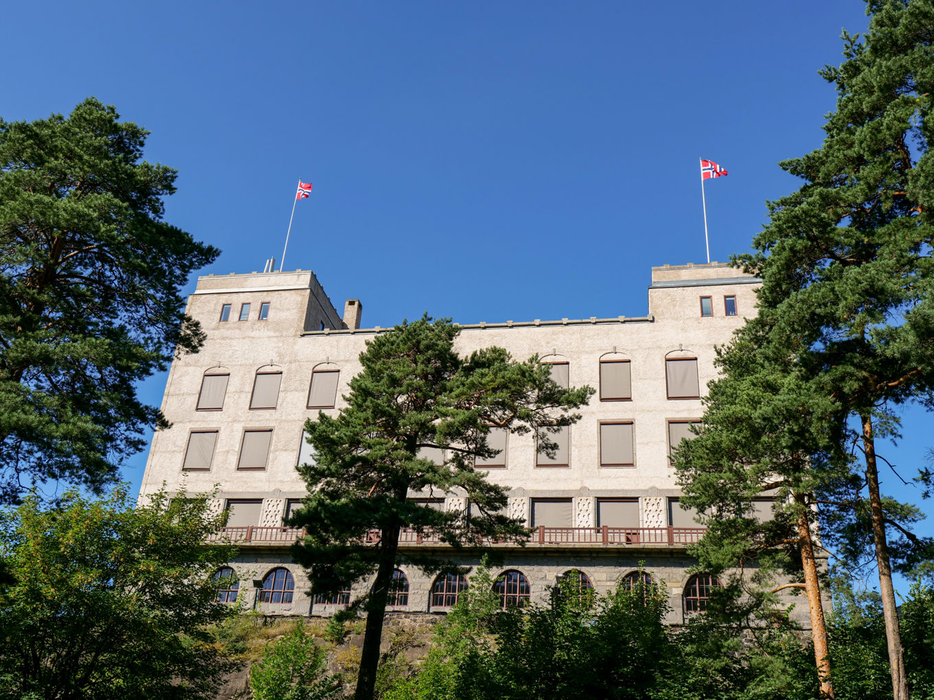 En bygning med et flagg på toppen