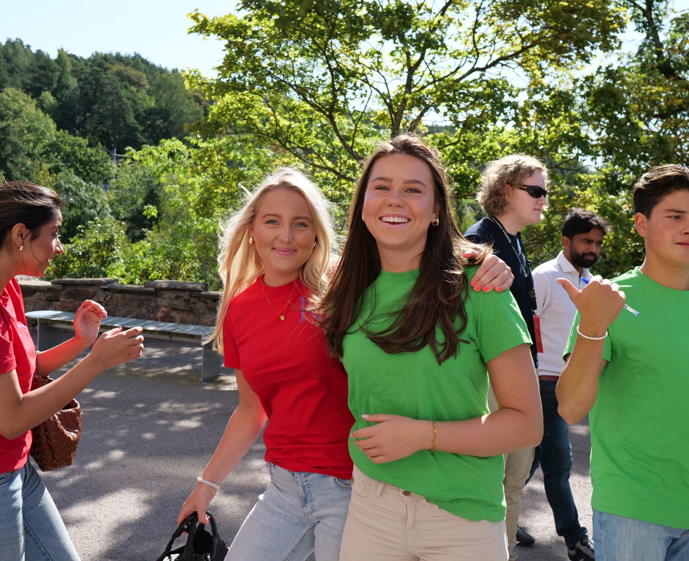 en gruppe mennesker som står utenfor en gruppe mennesker som står utenfor