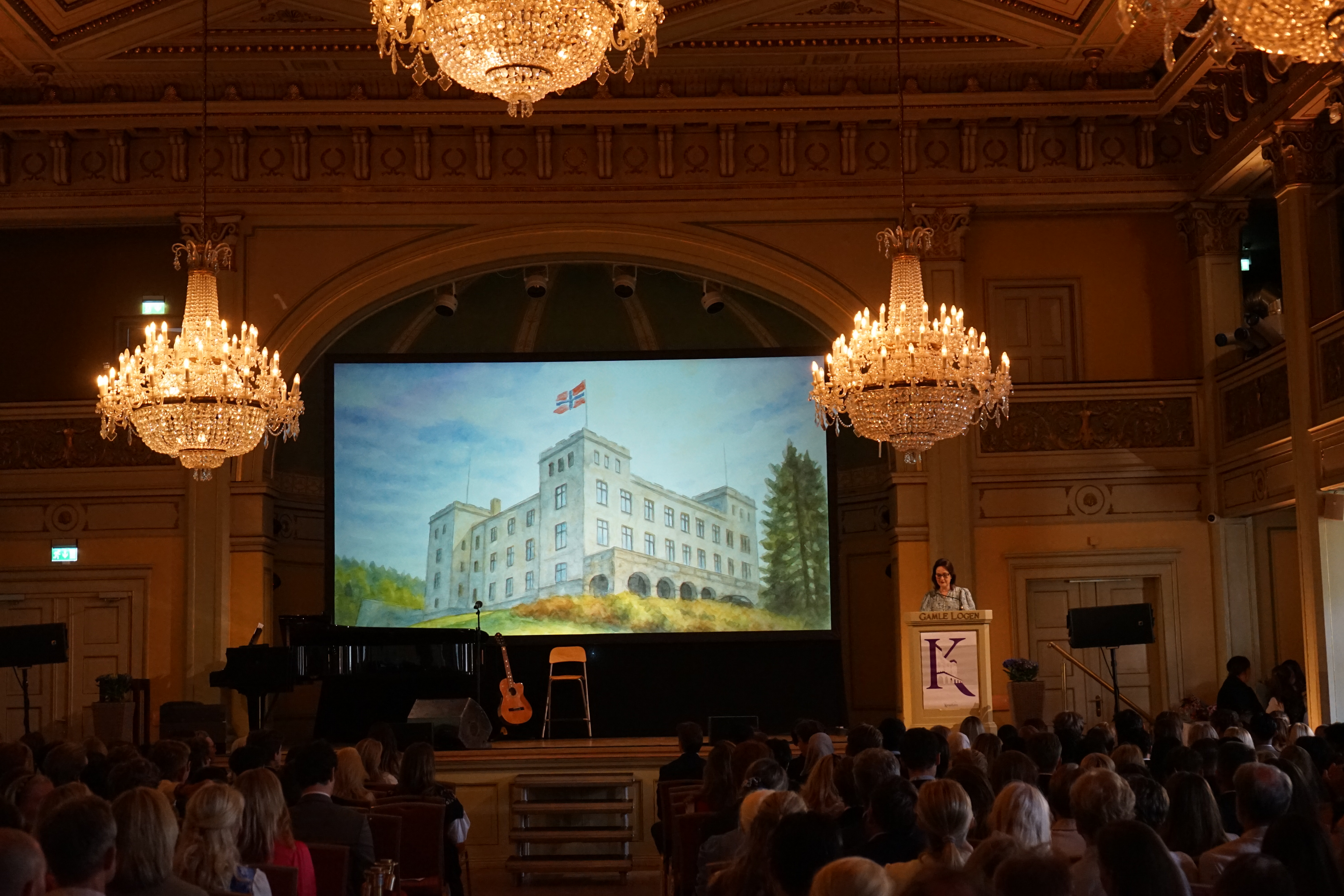 en gruppe personer i et rom