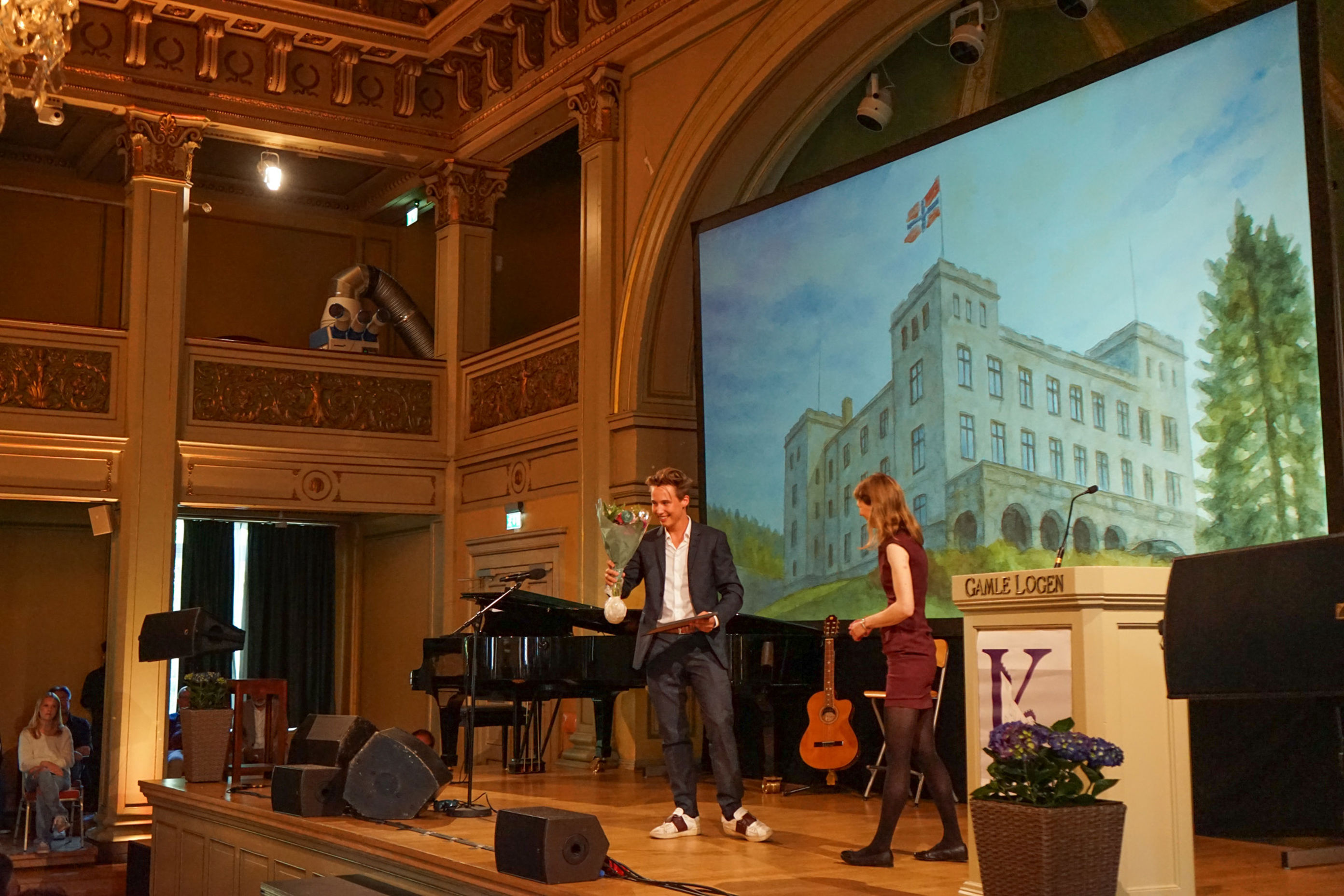 en person og person på en scene