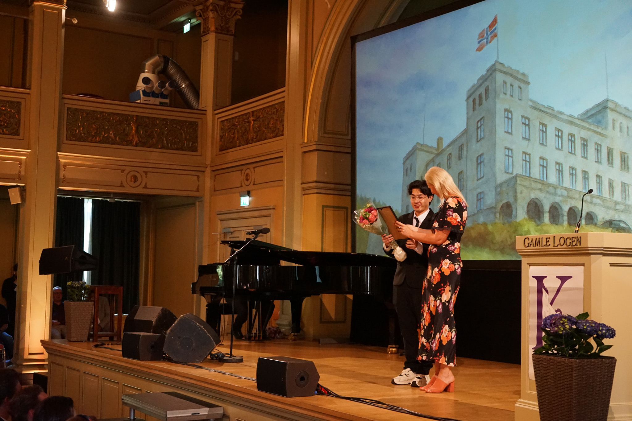 en person og person på en scene