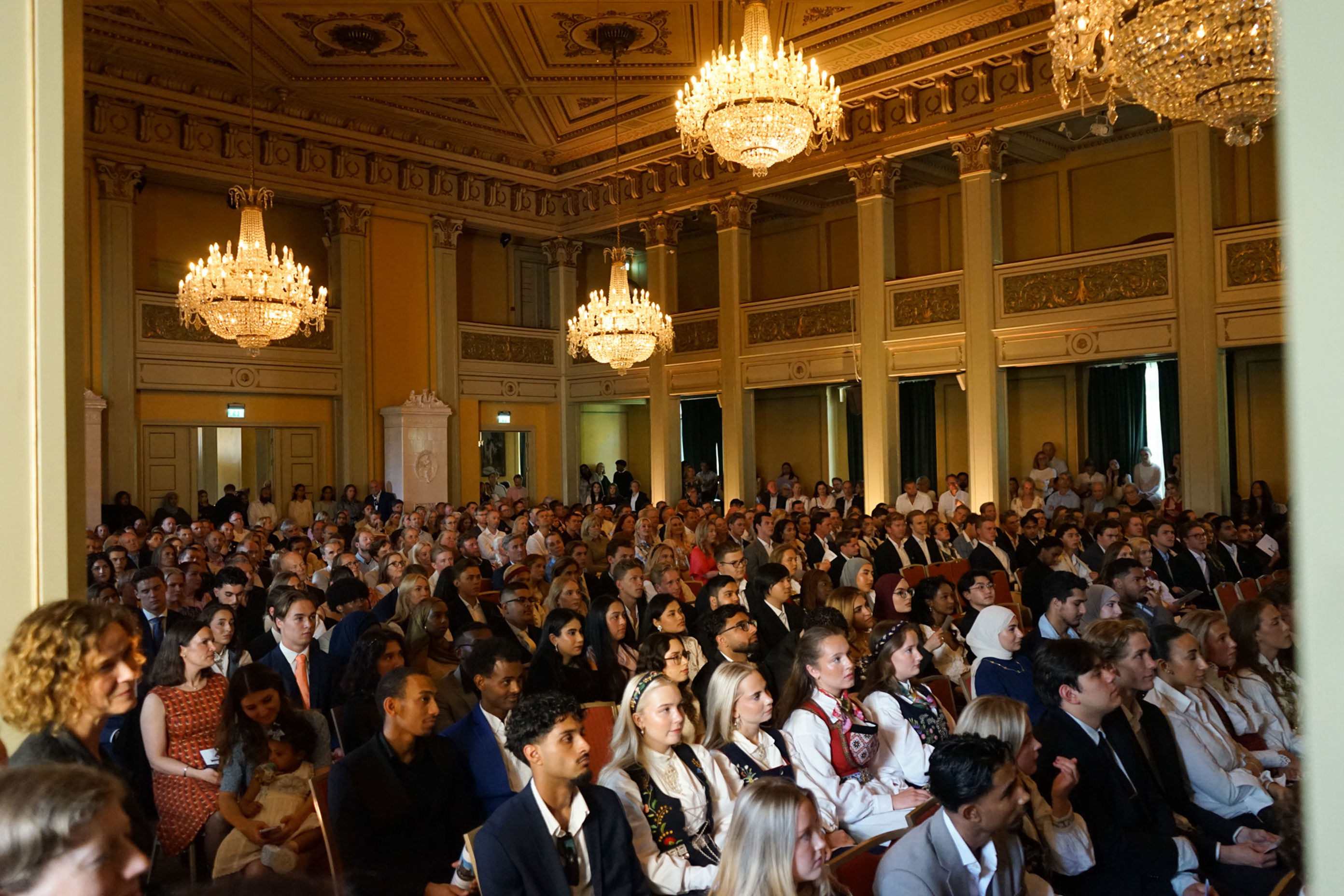 en stor gruppe mennesker i et rom