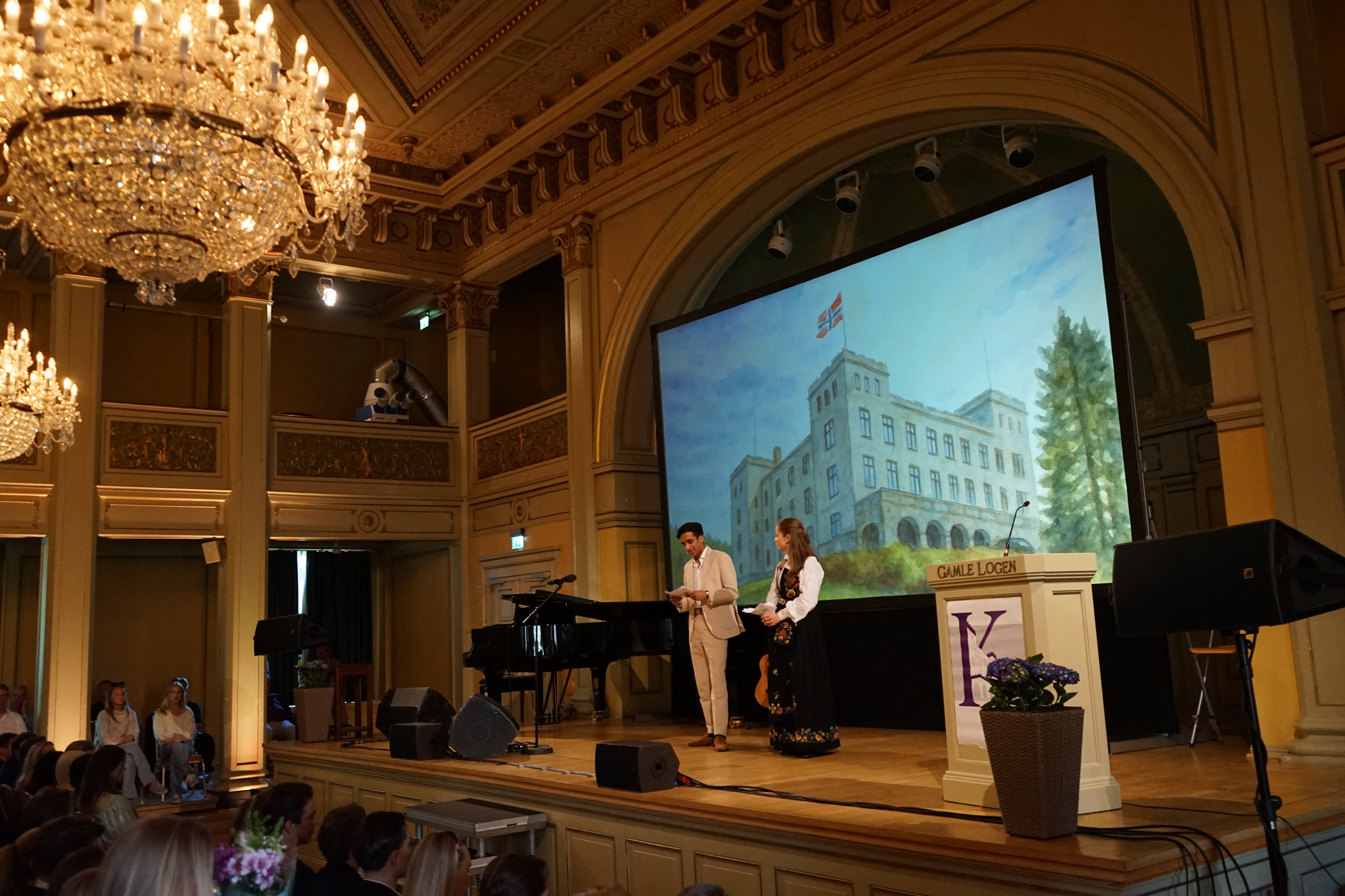 en gruppe mennesker på en scene